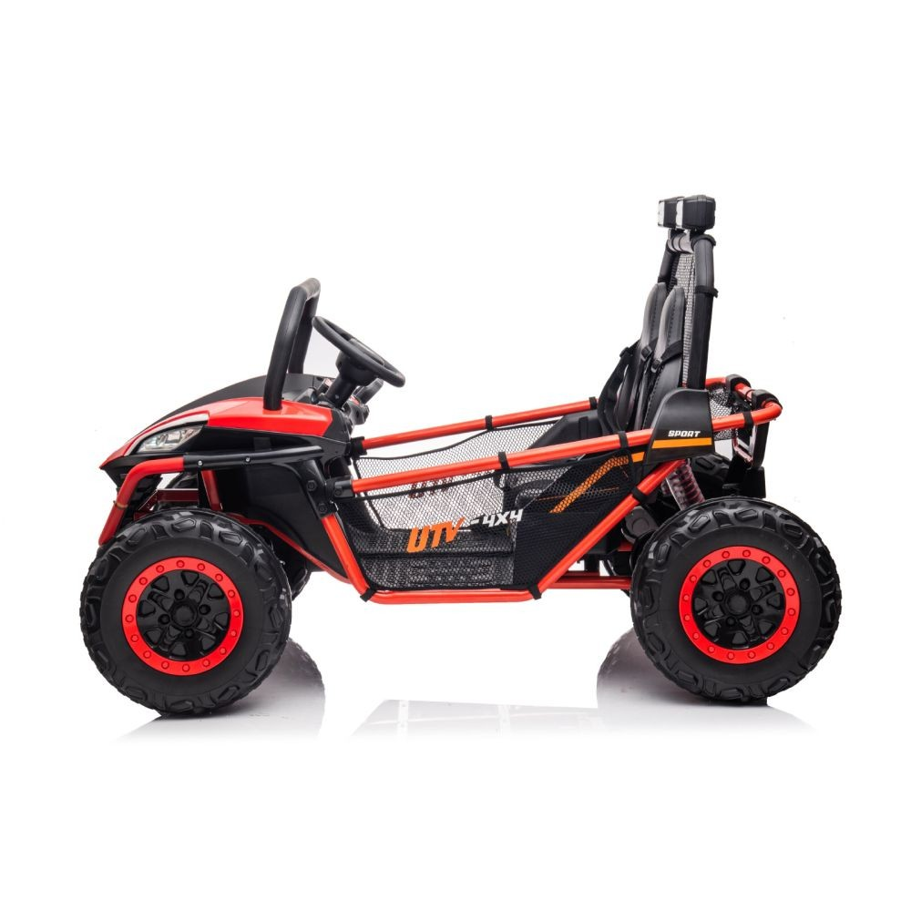 Rotes und schwarzes Spielzeugauto mit großen Rädern, Überrollkäfig und Sitz. Das Auto steht auf einer weißen Oberfläche.