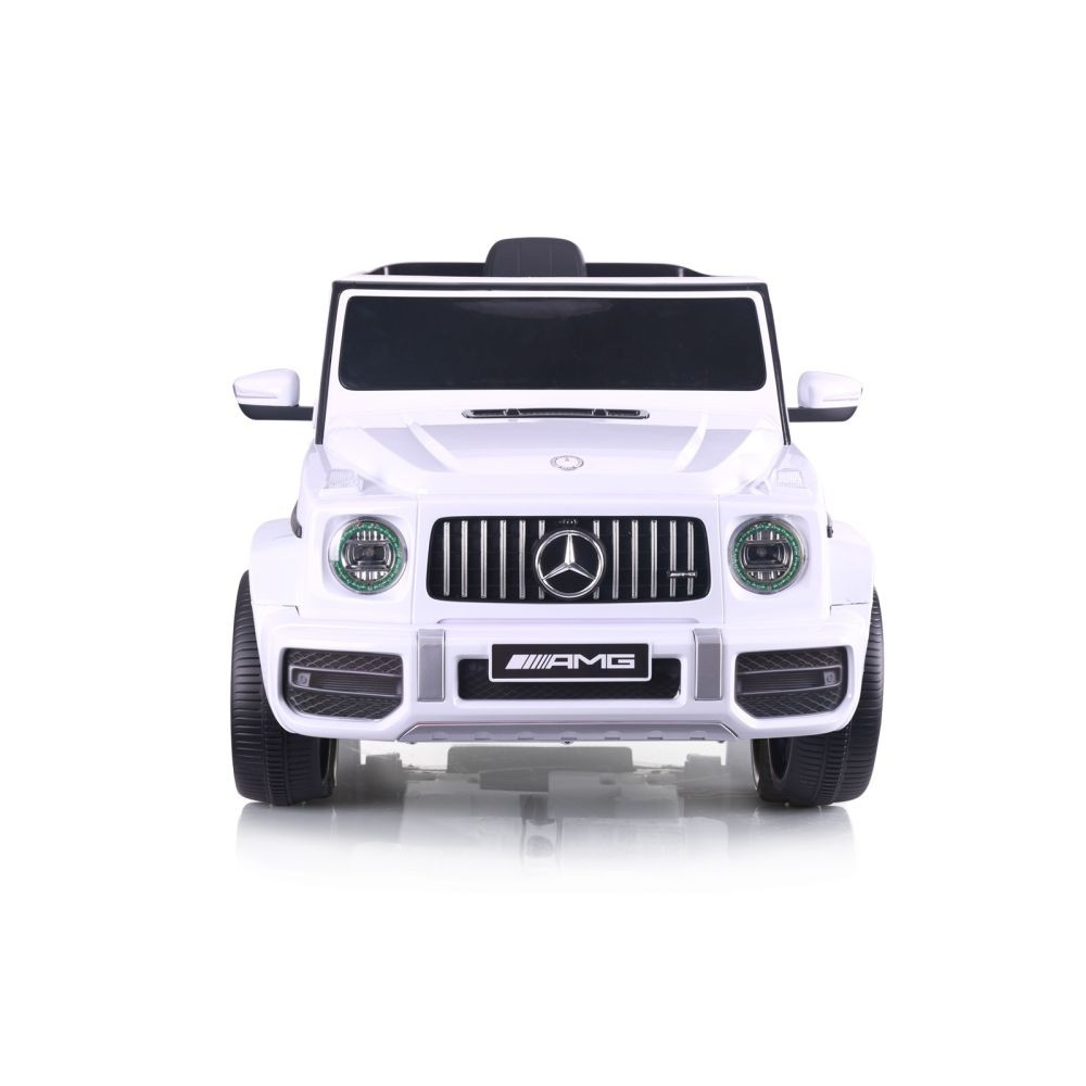 Ein weißes Spielzeugauto, ein Mercedes-Benz G-Klasse, ist zentriert. Es hat AMG-Branding. Die Scheinwerfer sind an. Der Hintergrund ist weiß.