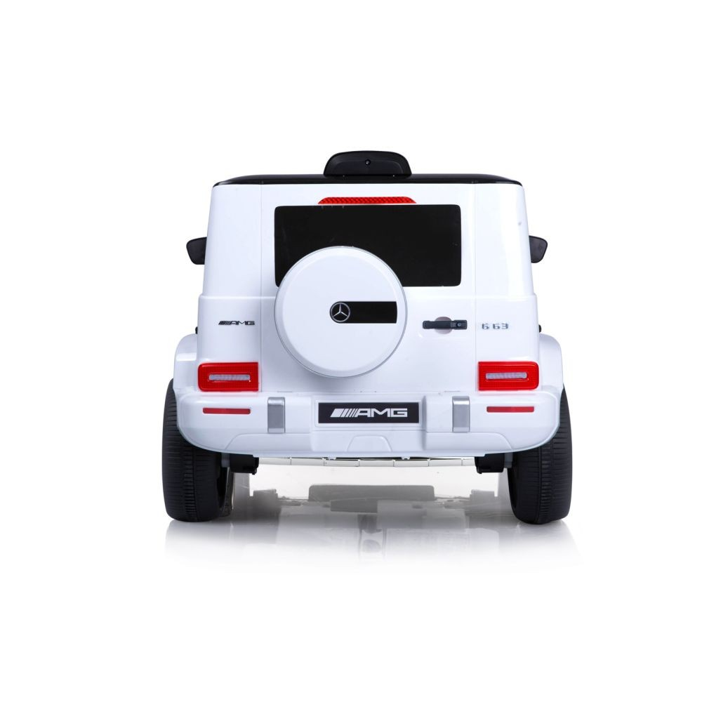 Rückansicht eines weißen Spielzeugautos. Es hat schwarze Fenster, schwarze Reifen und ein AMG-Logo. Es ist ein G 63-Modell.