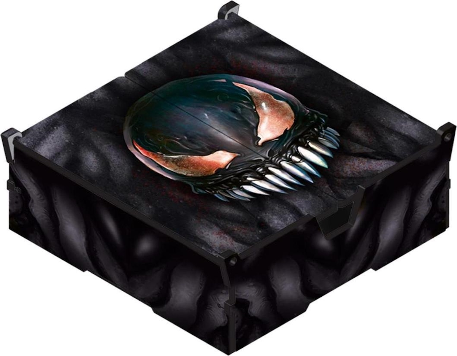 Venom-Charakterkopf auf einer schwarzen Box. Der Kopf ist schwarz, mit weißen Zähnen und roten und weißen Akzenten. Die Box hat eine dunkle Textur.