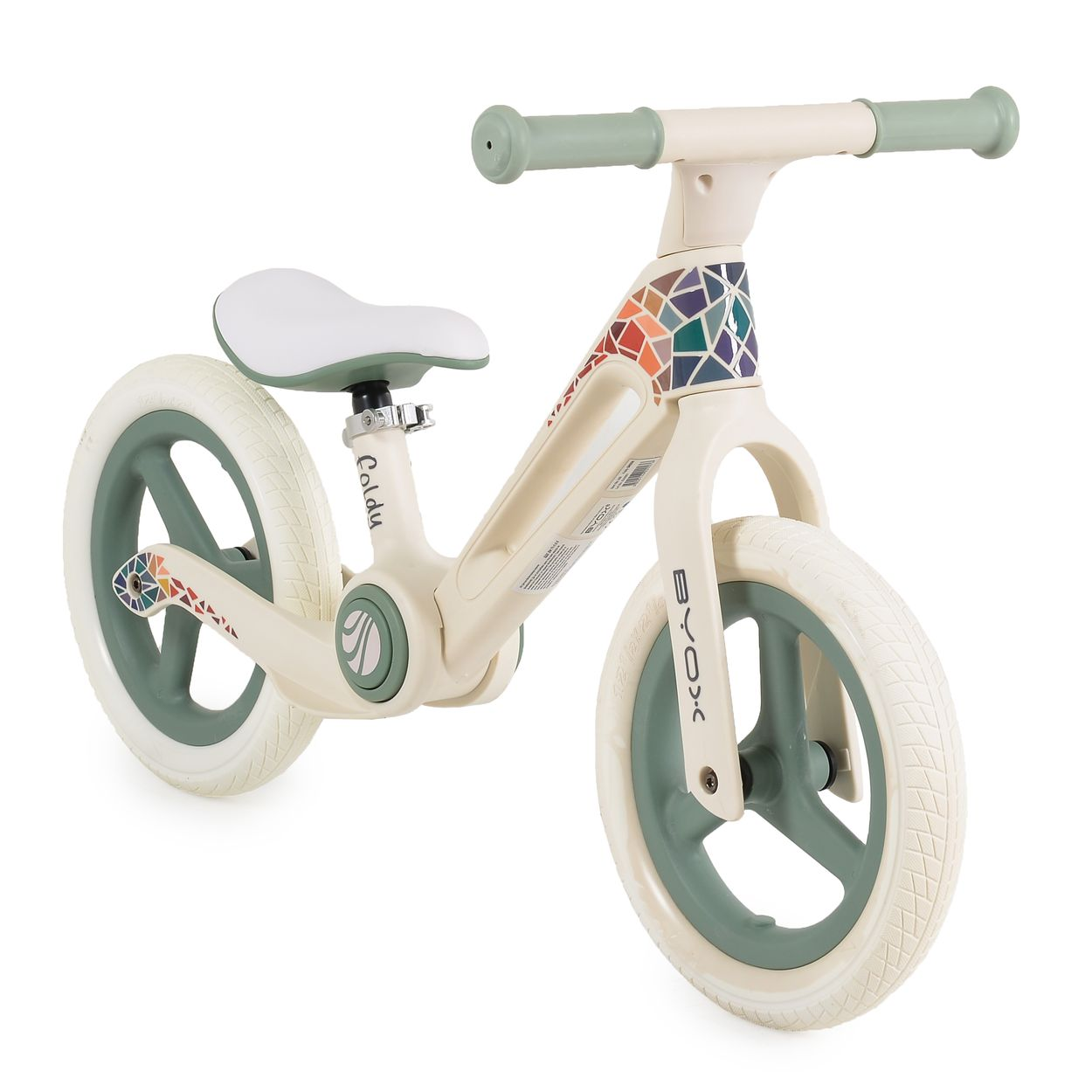 Ein cremefarbenes Laufrad mit grünen Rädern und Akzenten. Das Fahrrad hat einen weißen Sitz und farbenfrohe geometrische Designs auf dem Rahmen.