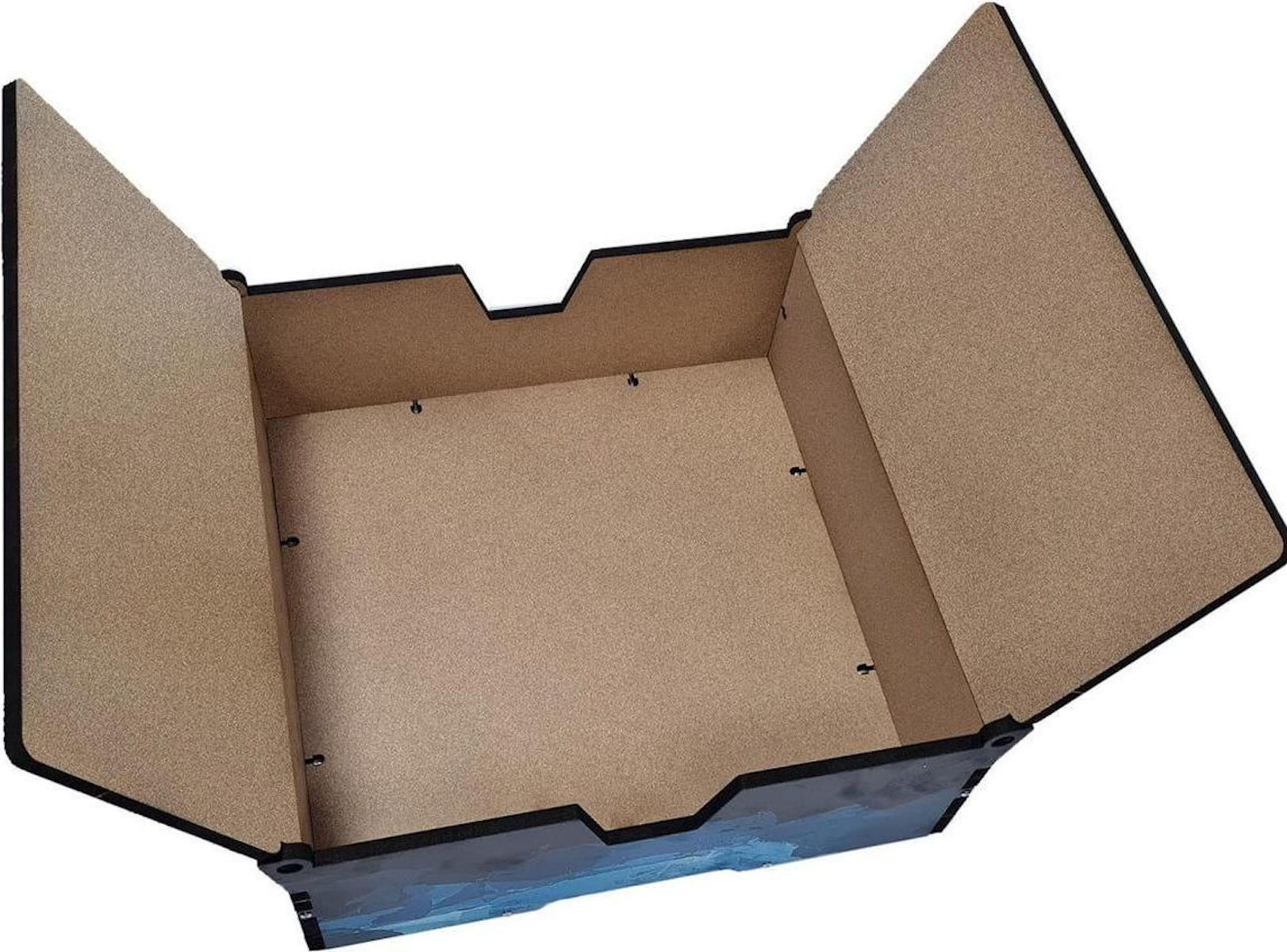 Eine offene Pappschachtel mit schwarzem Rand und hellbraunem Innenraum. Die Seiten der Box sind nach außen abgewinkelt.