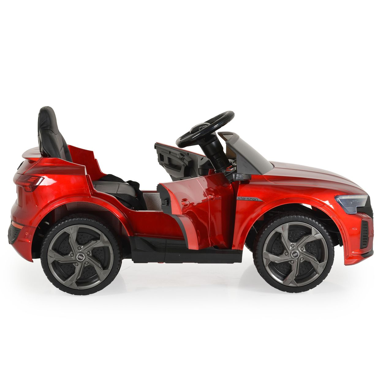 Rotes Spielzeugauto mit offener Tür, schwarzem Sitz und Lenkrad. Graue Räder. Weißer Hintergrund.