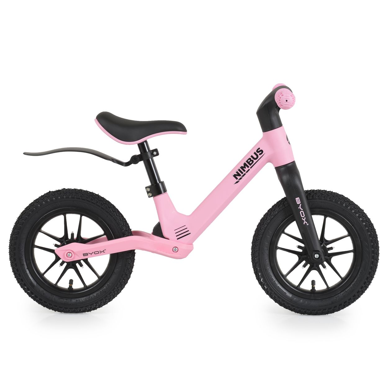 Ein rosa BYOX Nimbus Laufrad mit schwarzen Rädern und Sitz. Das Fahrrad steht auf einer weißen Oberfläche. Der Markenname ist sichtbar.