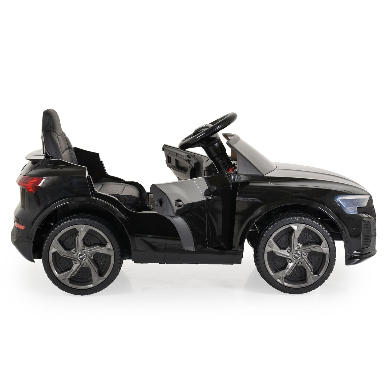 Ein schwarzes Spielzeugauto mit offener Tür auf weißem Hintergrund. Es hat vier Räder, ein Lenkrad und einen Sitz.