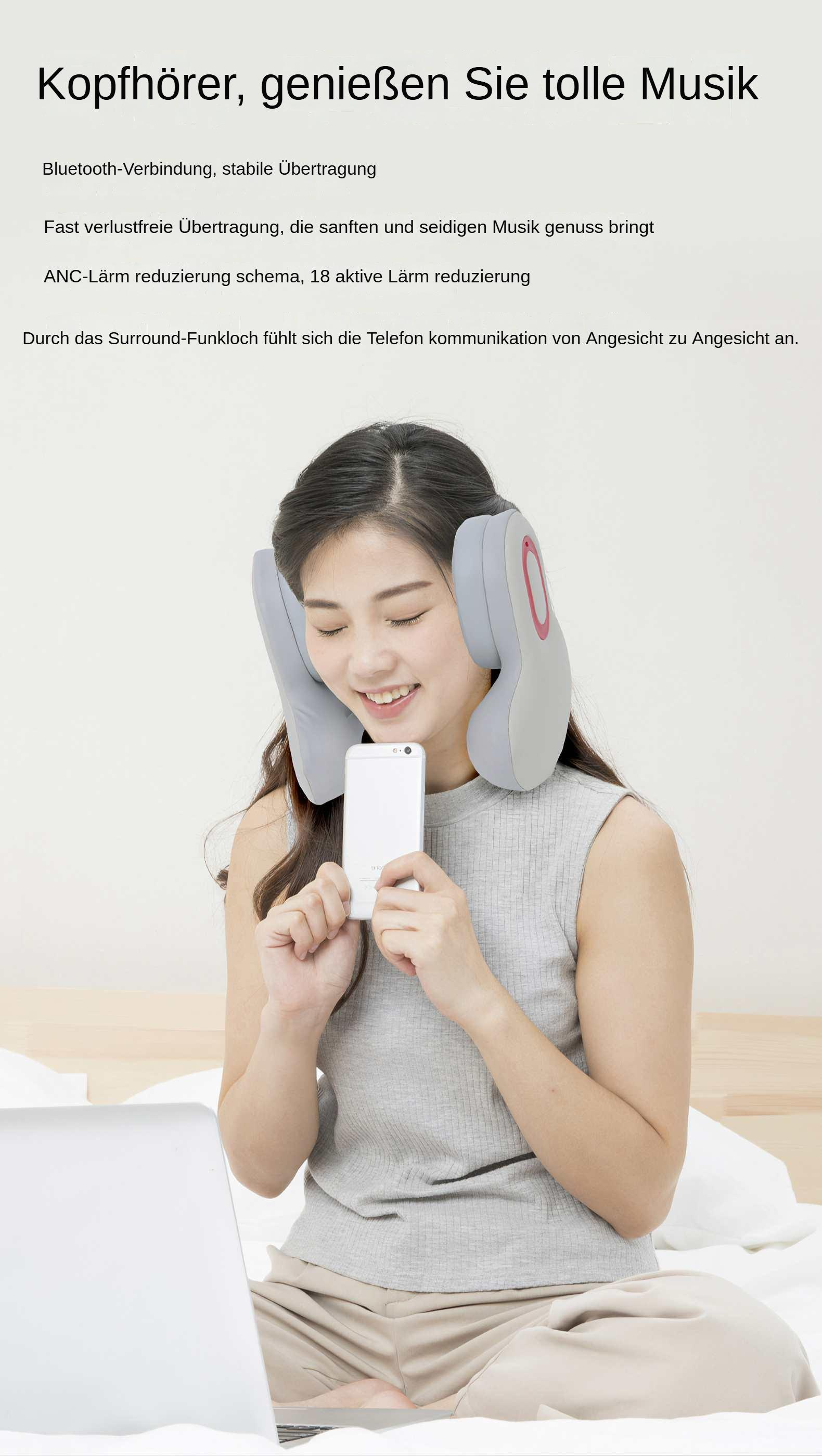 Eine Frau mit Kopfhörern hält ein Telefon. Sie lächelt. Der Hintergrund ist ein Bett und ein Laptop.