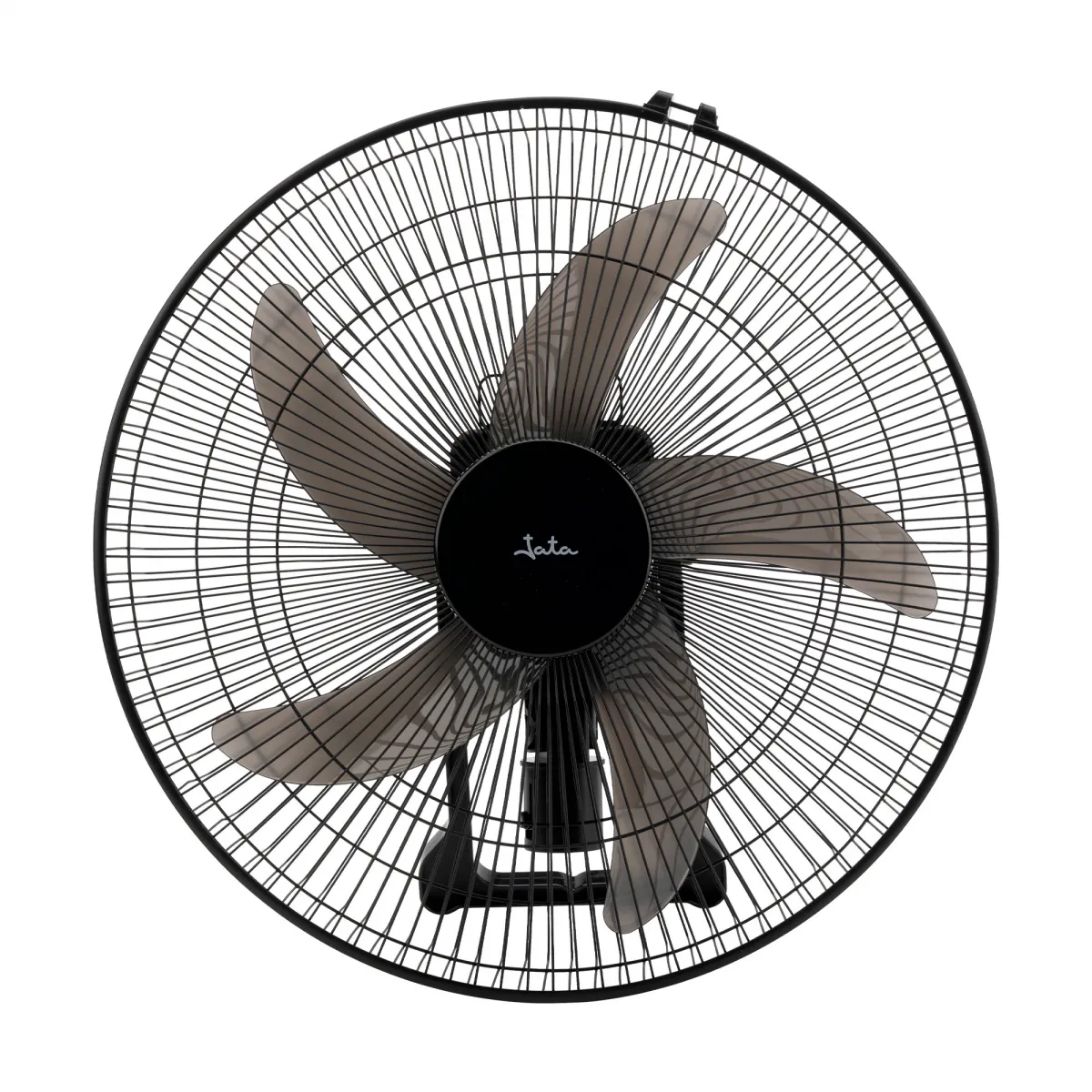 Un ventilador eléctrico negro con cinco aspas grises. El ventilador es redondo y tiene una rejilla protectora. El fondo es blanco.
