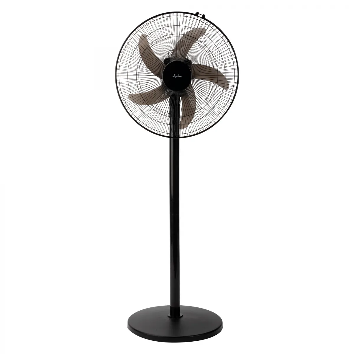 Un ventilador de pie negro con cinco aspas. Tiene una base redonda y una jaula protectora. El fondo es blanco.