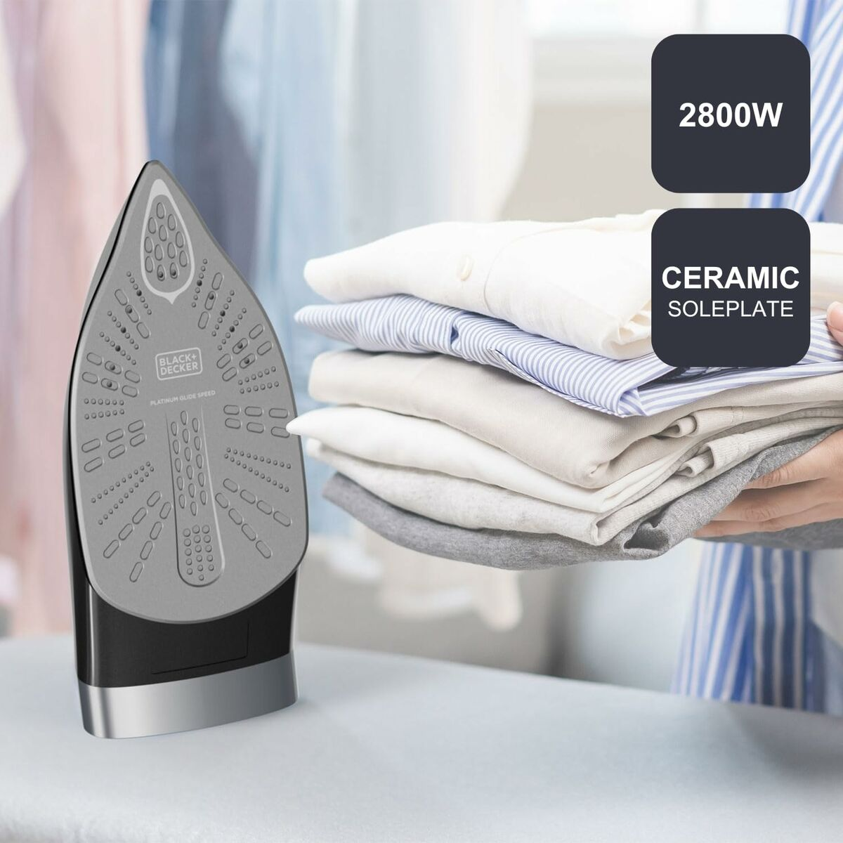 Żelazko z ceramiczną stopą obok stosu złożonych koszul. Tekst brzmi '2800W' i 'CERAMIC SOLEPLATE'.