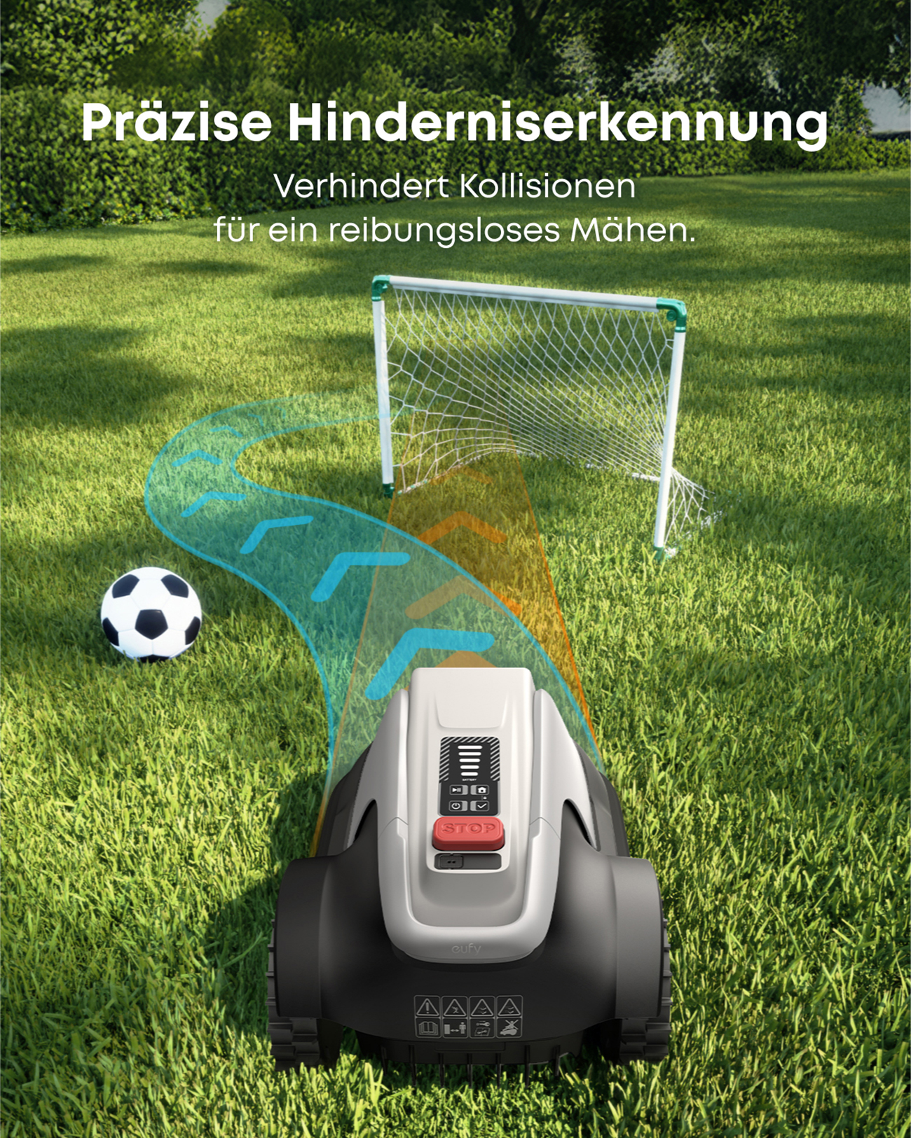 Ein Rasenmäher umfährt Hindernisse. Ein Fußball und ein Tor stehen auf dem Rasen. Der Weg des Mähers ist blau und orange hervorgehoben.
