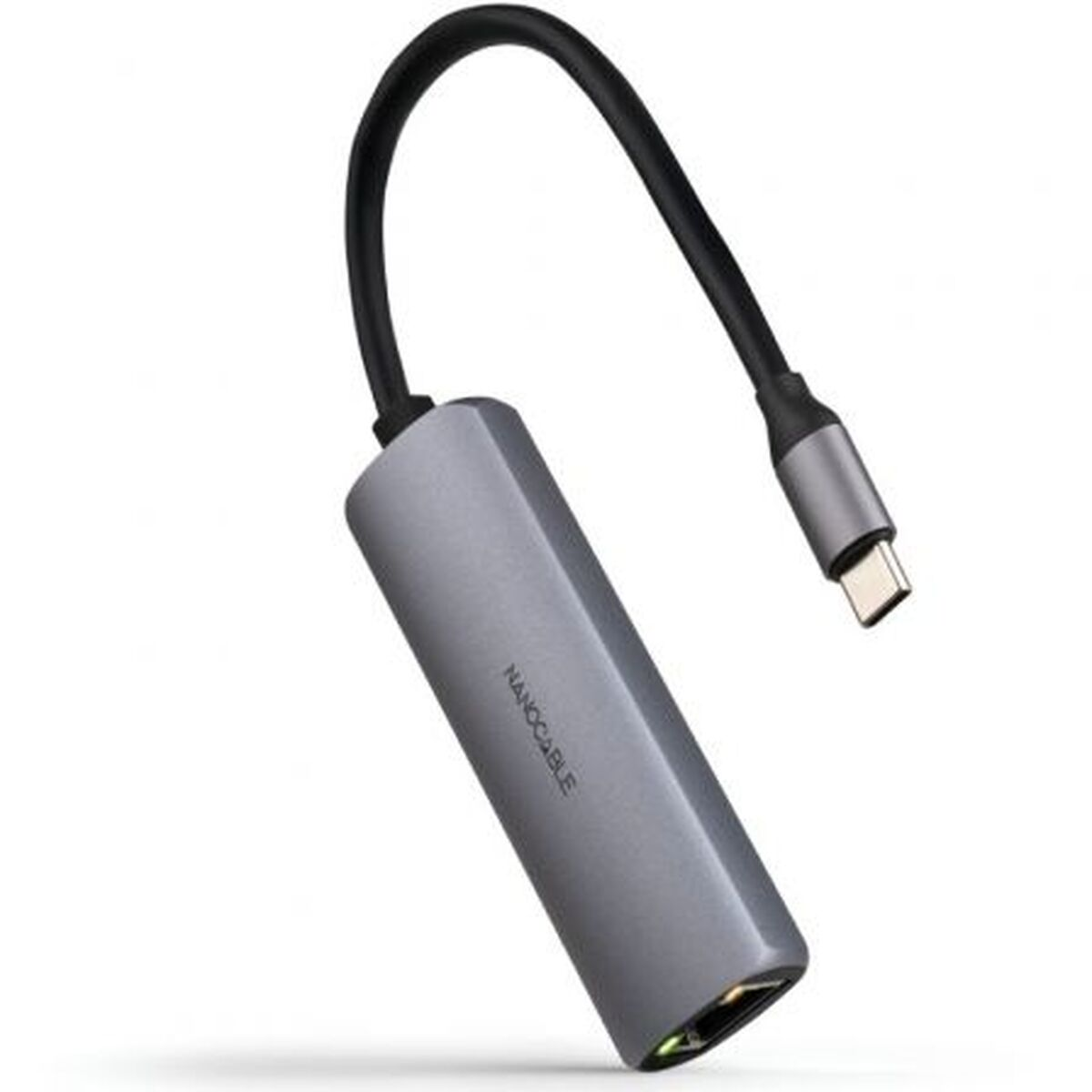 Un adattatore Nanocable argentato con cavo nero e connettore USB-C. L'adattatore è su sfondo bianco.