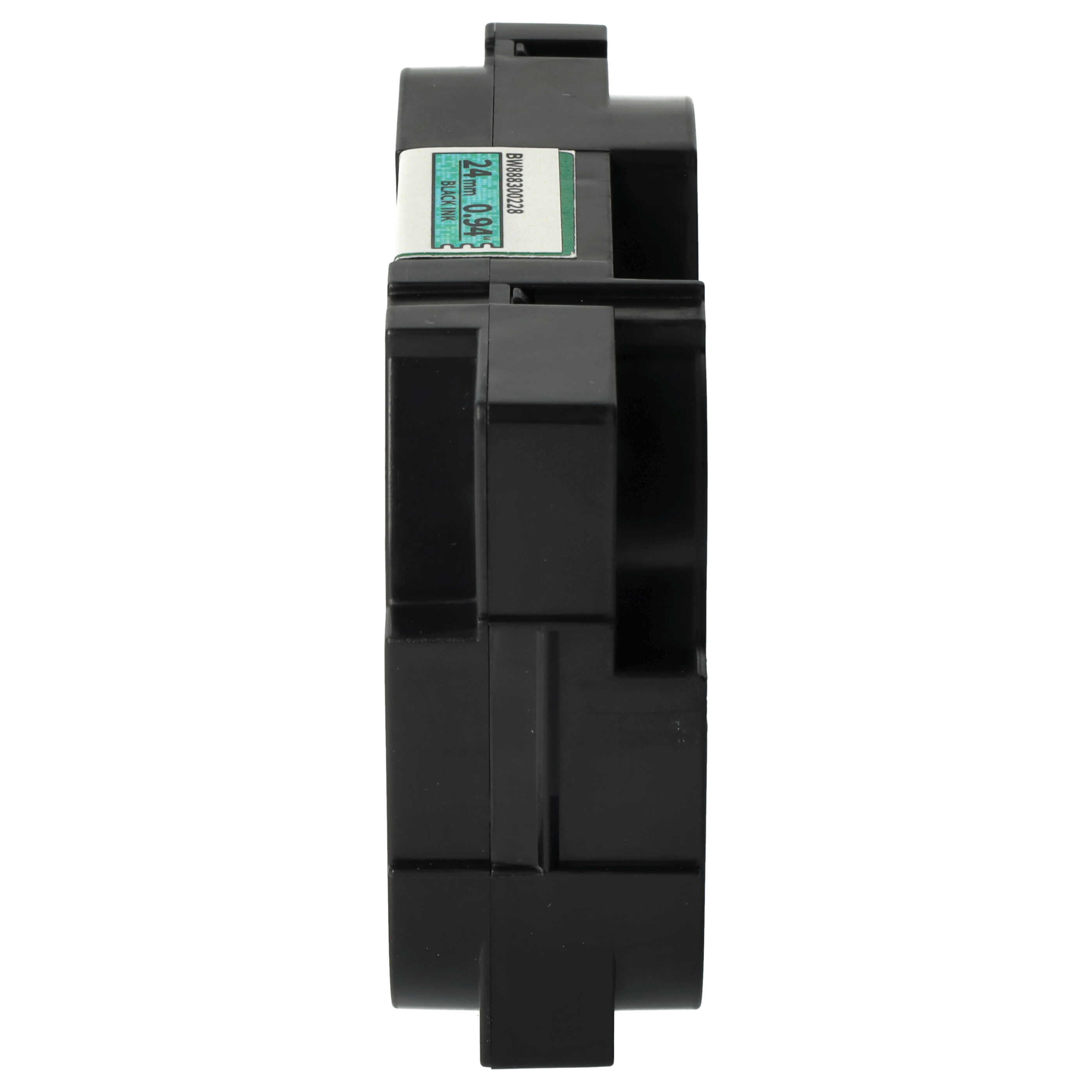 Eine schwarze Tintenpatrone ist zu sehen. Ein grüner Aufkleber zeigt die Größe 24 mm und die Tintenart Schwarz. Die Patrone befindet sich auf weißem Grund.