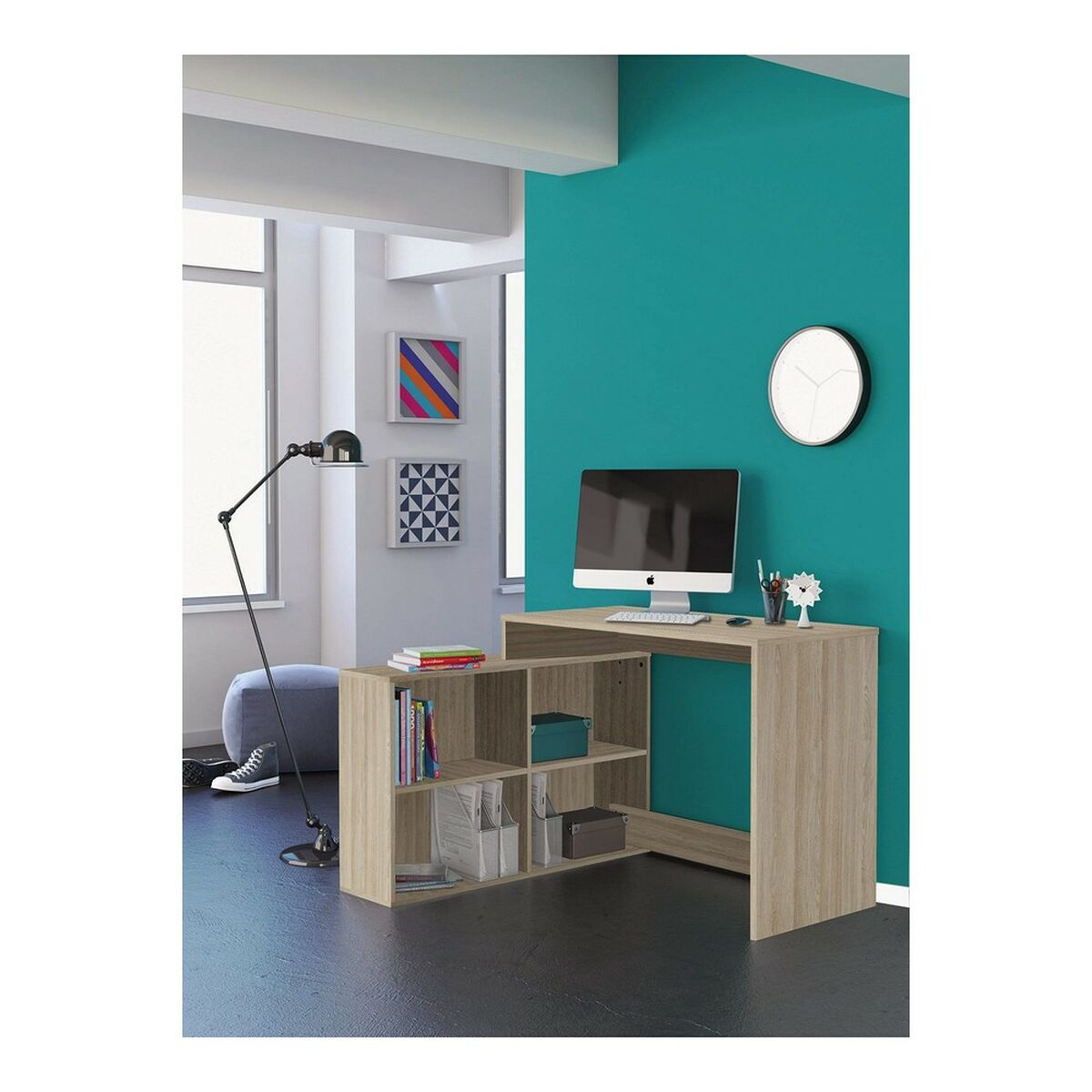 Moderne Büroeinrichtung. Ein Schreibtisch mit Computer, Büchern und Deko. Eine Uhr hängt an einer teal Wand. Eine Stehlampe ist ebenfalls vorhanden.