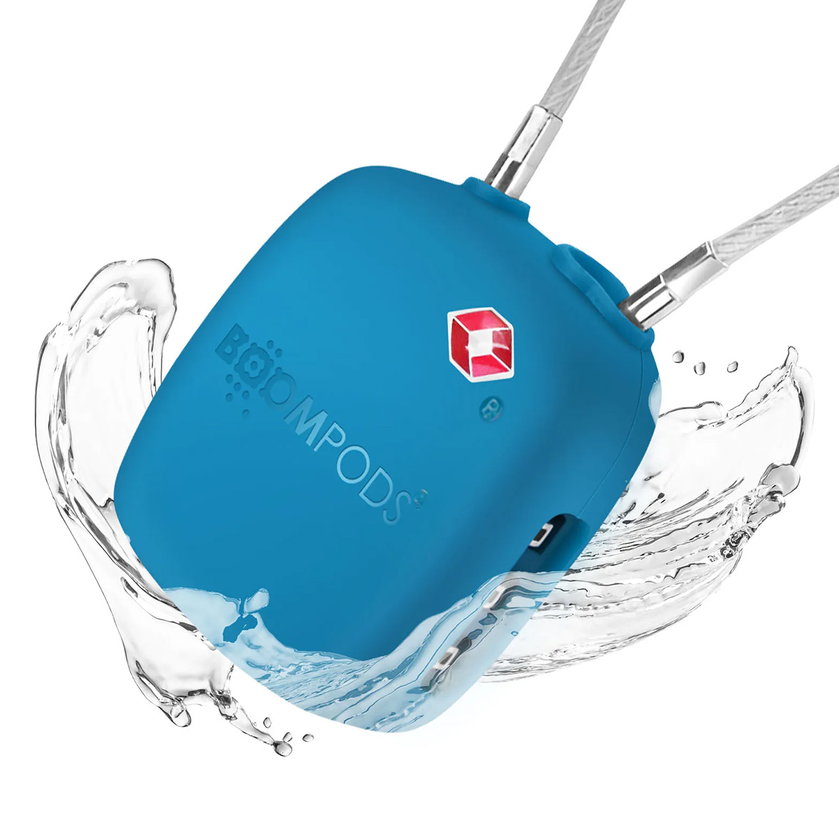 Un dispositivo BoomPods blu con logo TSA, spruzzi d'acqua e due cavi argentati. Il dispositivo è a fuoco con acqua intorno.