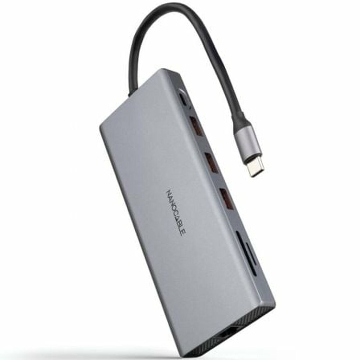 Un hub USB-C Nanocable argentato. Ha diverse porte e un cavo nero. Lo sfondo è bianco.
