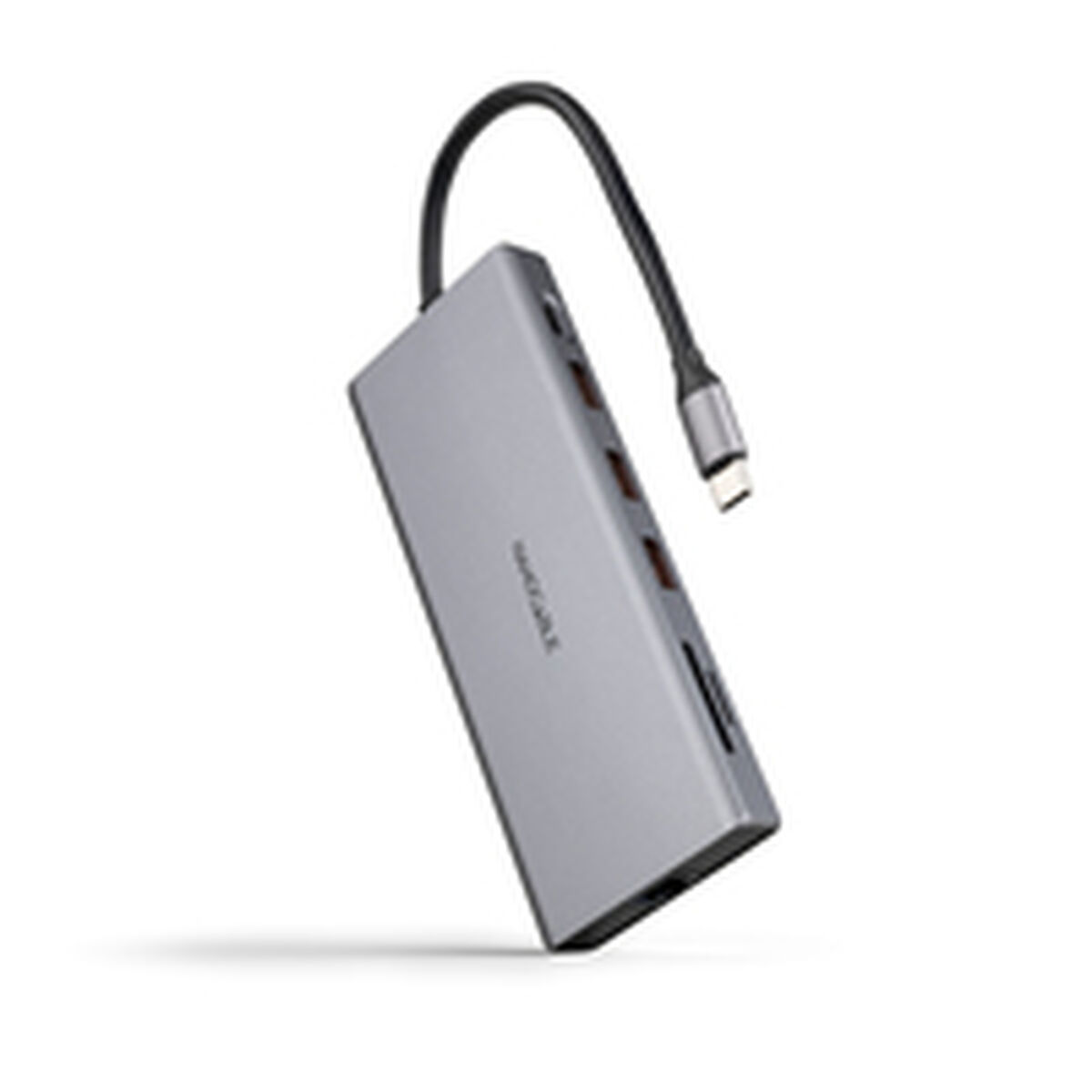 Un hub USB-C argentato con cavo nero e connettore USB-C. L'hub ha più porte ed è leggermente angolato.