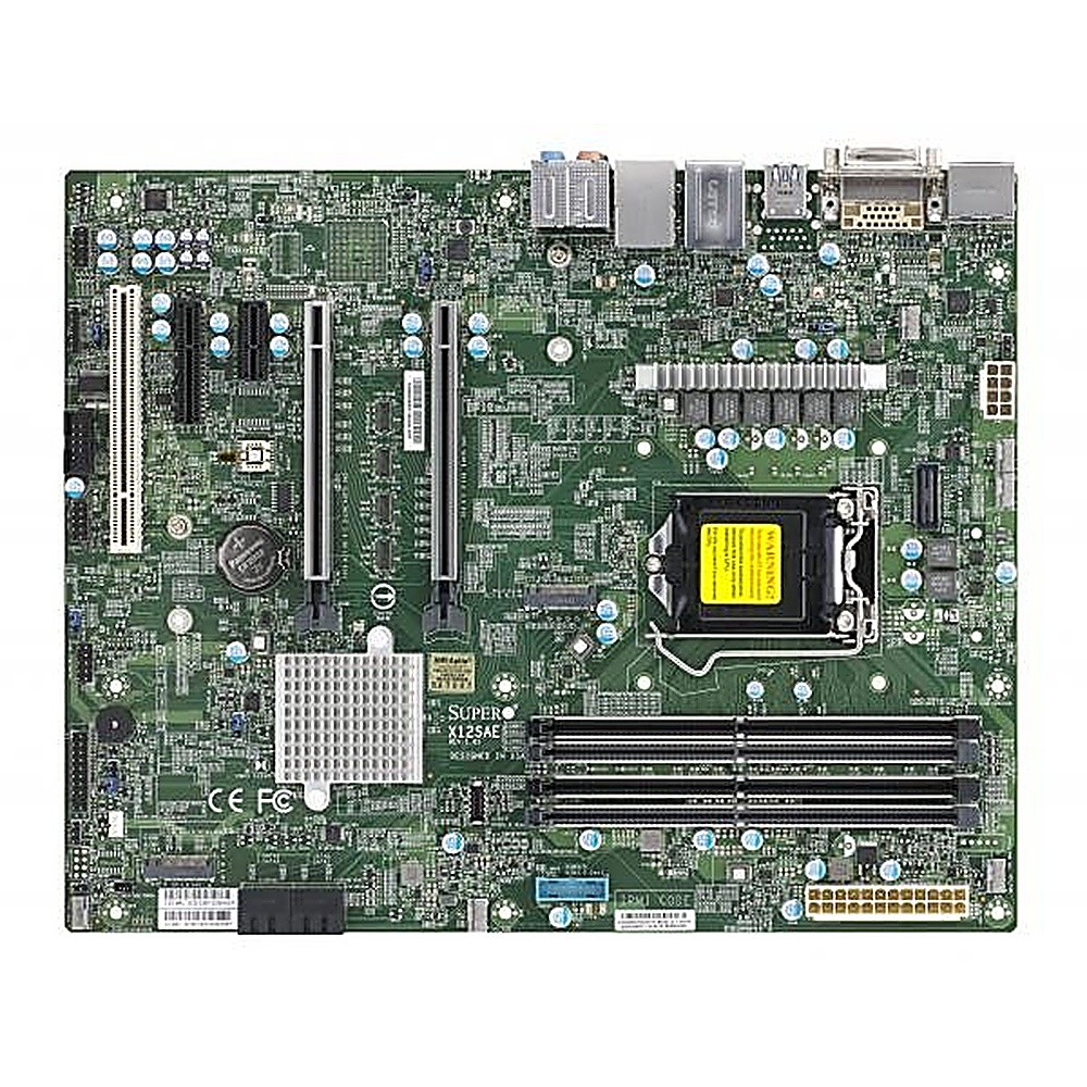 Una scheda madre verde per computer con vari componenti, tra cui chip, slot e connettori, disposti su una superficie rettangolare.