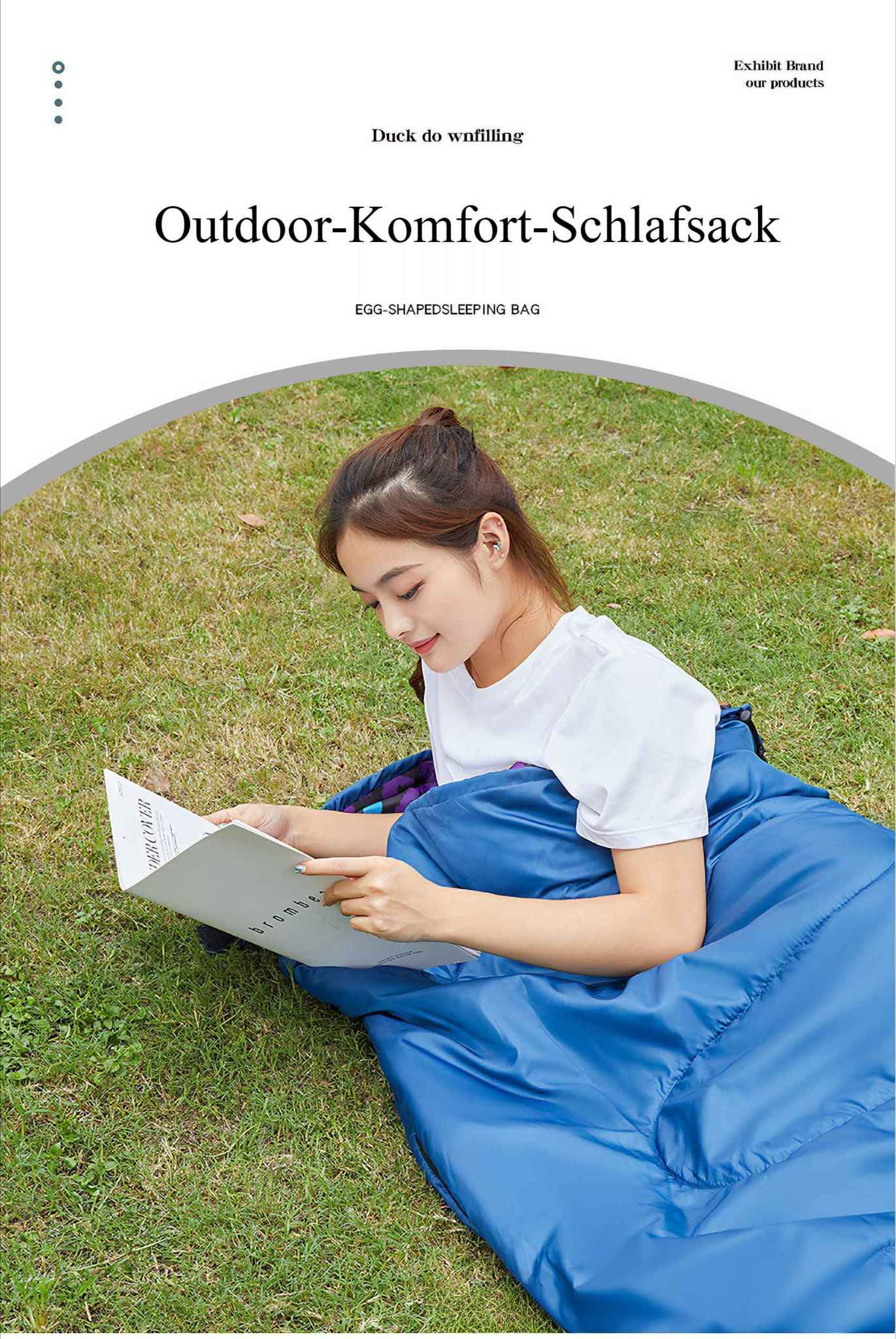 Eine Frau liest ein Buch, während sie in einem blauen Schlafsack auf Gras liegt. Der Hintergrund zeigt Text über das Produkt.