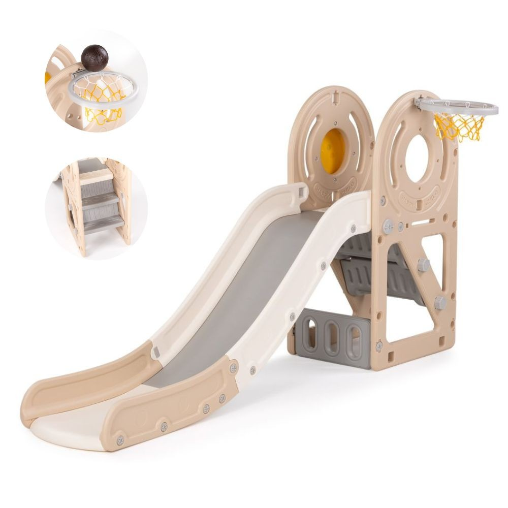 Eine beige und weiße Kunststoff-Kinderrutsche mit Basketballkorb. Ein brauner Ball ist im Korb. An der Seite befindet sich eine Leiter.