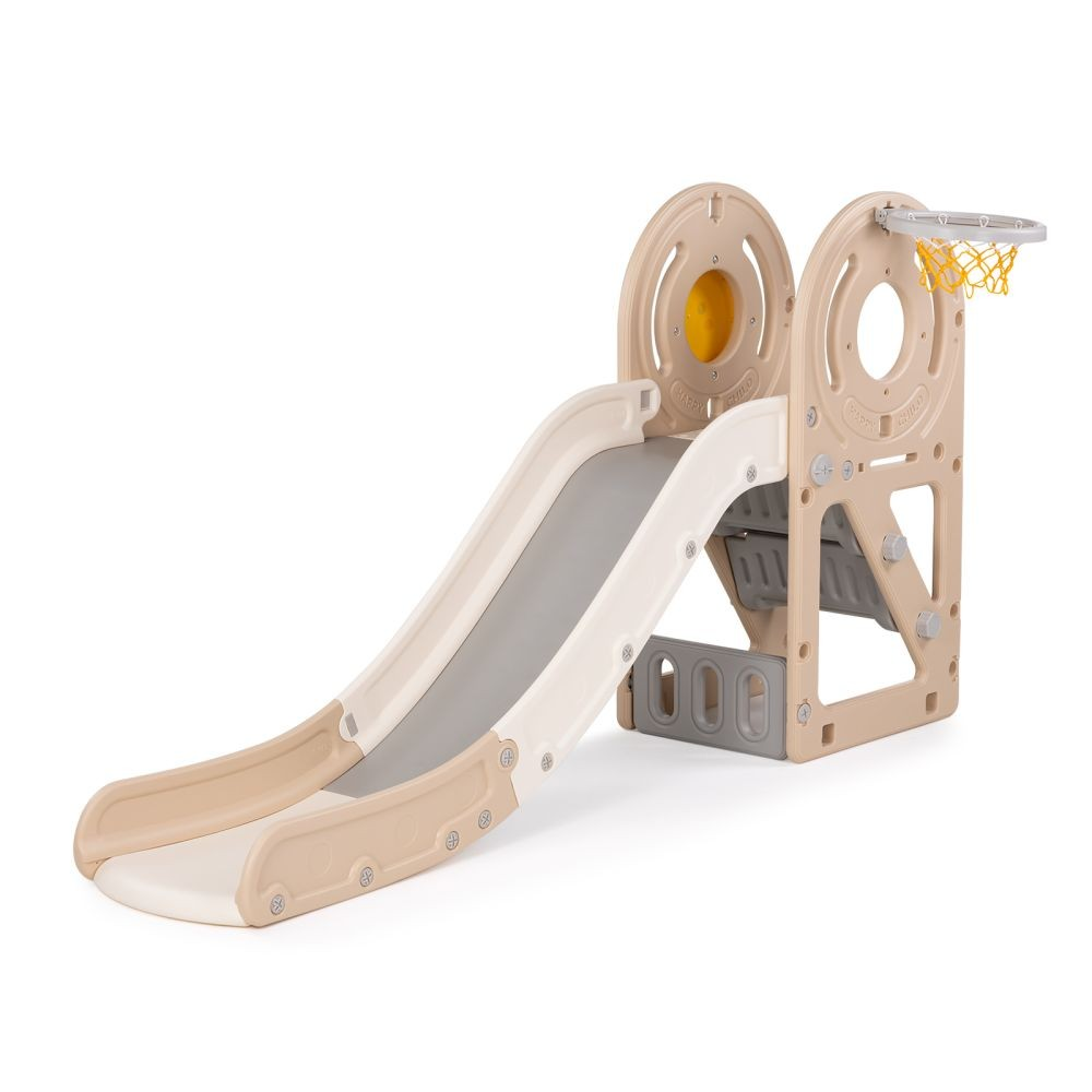 Eine beige-weiße Plastikrutsche für Kinder mit Basketballkorb. Die Rutsche hat eine graue Oberfläche.