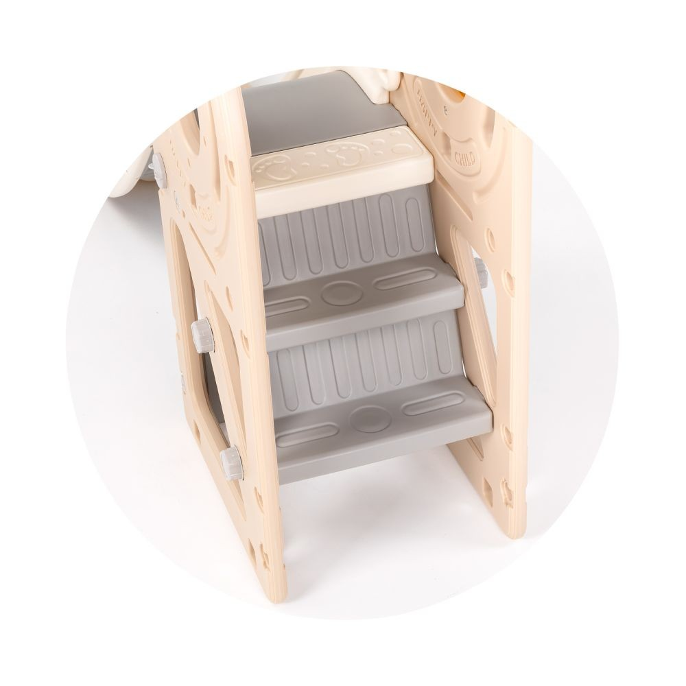 Eine beige-graue Kunststoff-Spielstruktur mit Stufen. Verfügt über eine Leiter, Stufen und eine Plattform, die zum Klettern für Kinder gedacht ist.