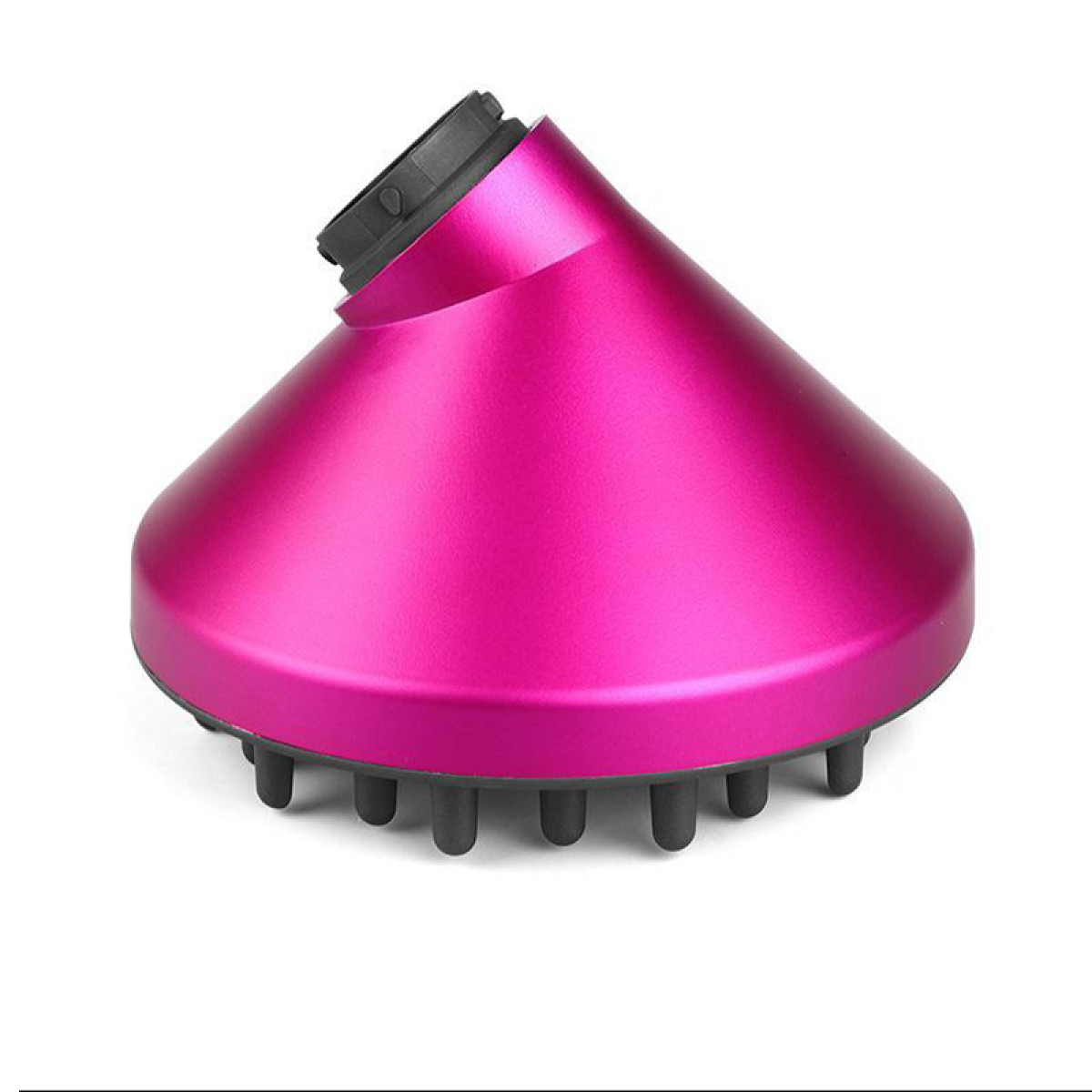 Ein pinkfarbener Haartrocknerdiffusor mit schwarzer Düse und schwarzen Zinken am Boden, isoliert auf weißem Hintergrund.
