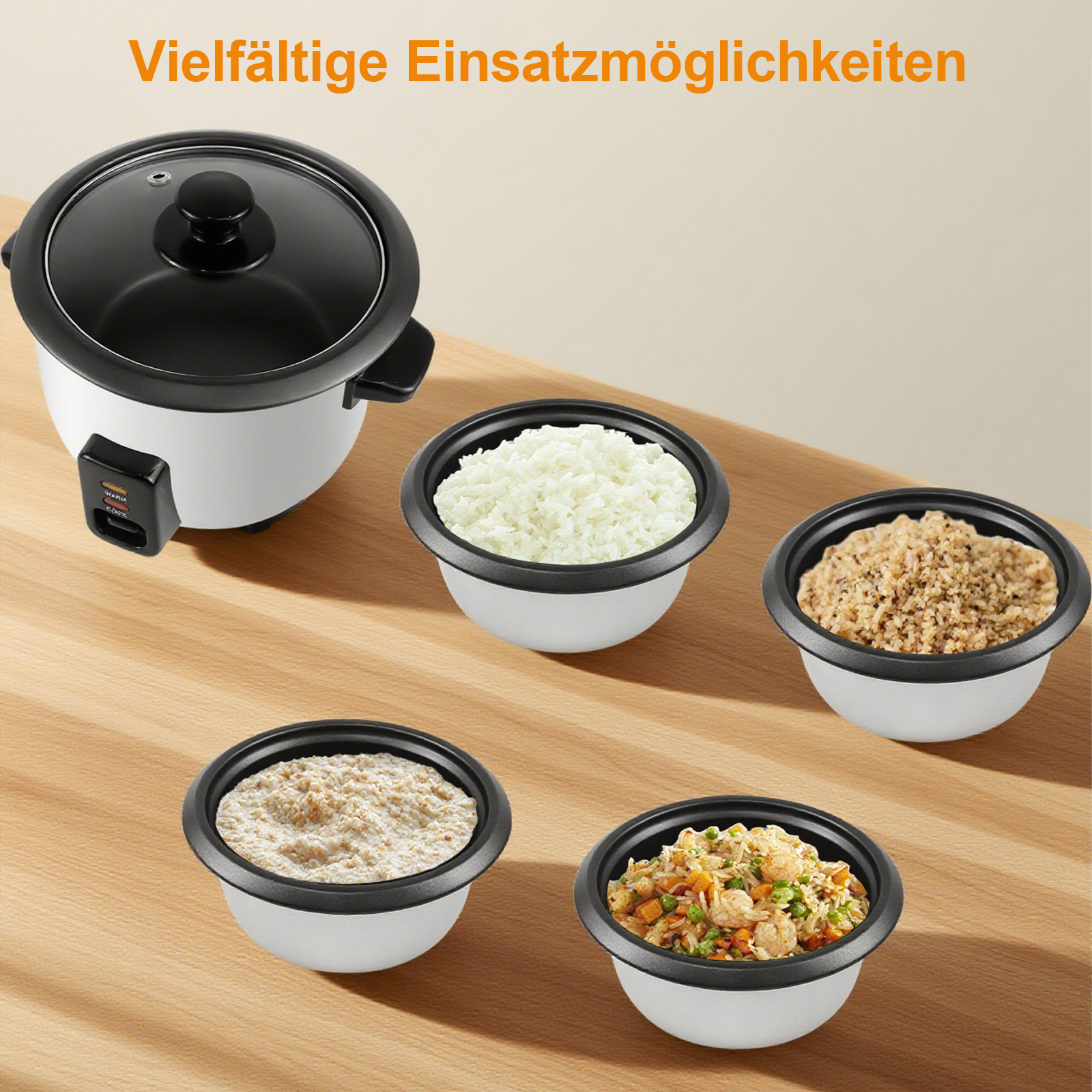 Reiskocher mit Reisschalen, Körnern und Gemüse auf Holz. Das Bild zeigt verschiedene Essensoptionen.