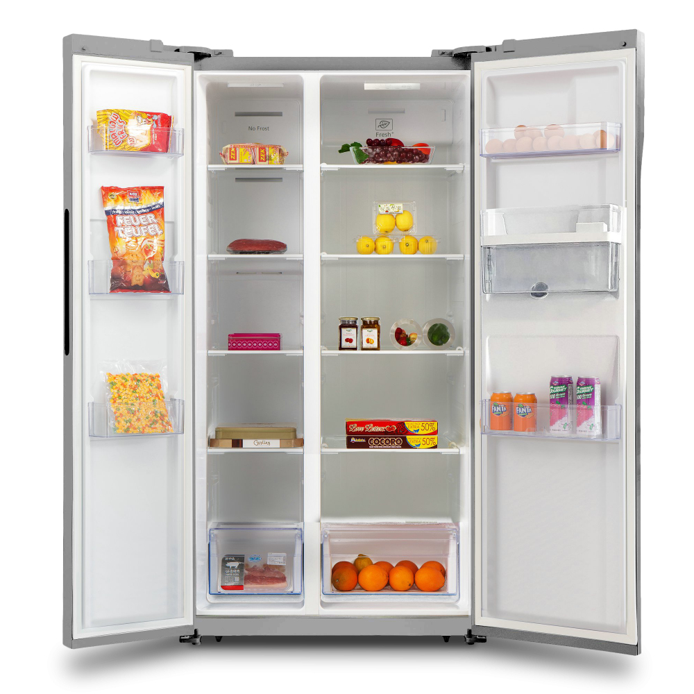 Refrigerador abierto lleno de alimentos: frutas, verduras, huevos y productos envasados, ordenados en estantes. Las puertas están abiertas.