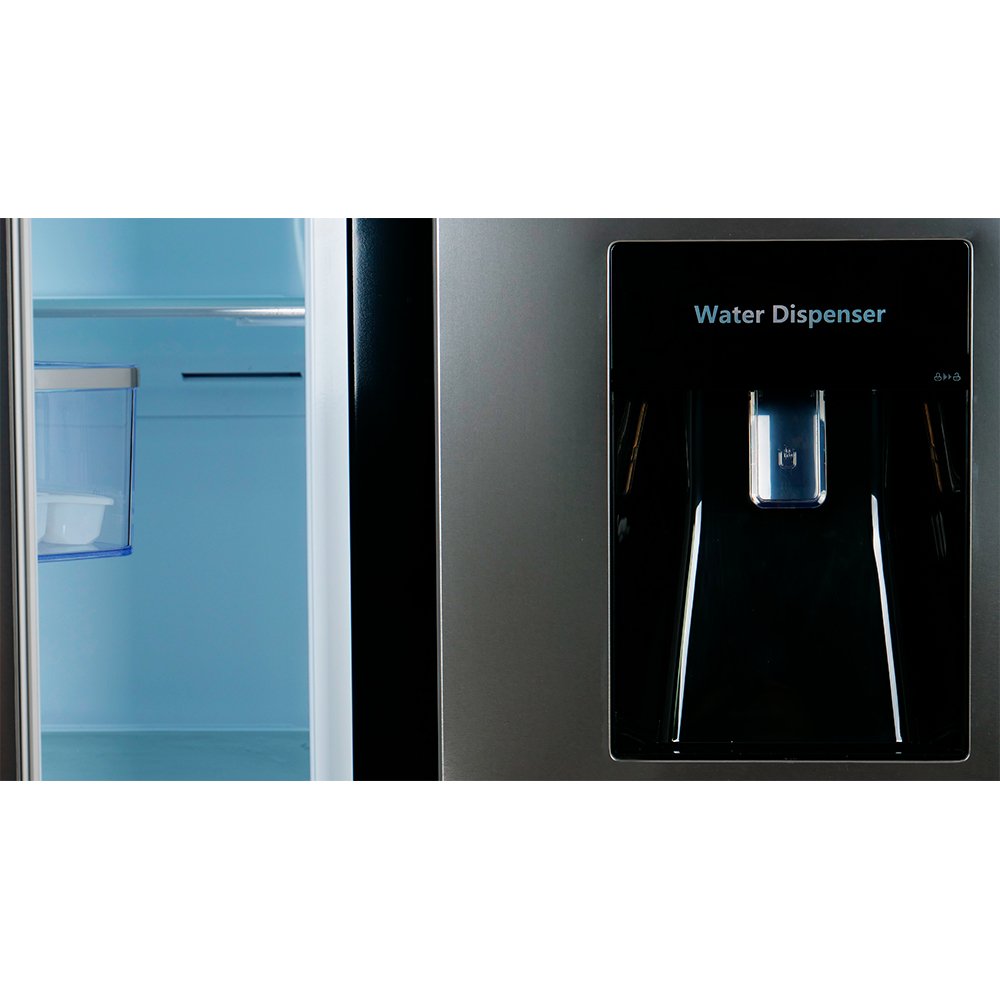 Un refrigerador con la puerta abierta. Un dispensador de agua es visible. Dentro del refrigerador, hay luz azul y un recipiente.