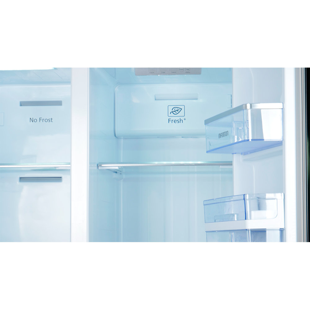 Interior de un refrigerador. Está vacío con estantes, una zona fresca y una sección sin escarcha. Color azul y blanco.