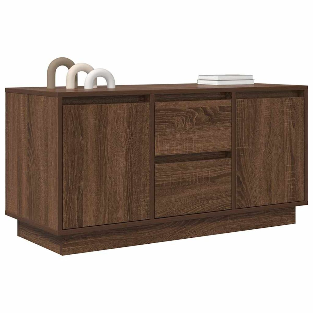 Ein Holzschrank mit braunem Finish. Er hat Türen, Schubladen und dekorative Bögen oben. Bücher sind ebenfalls oben.