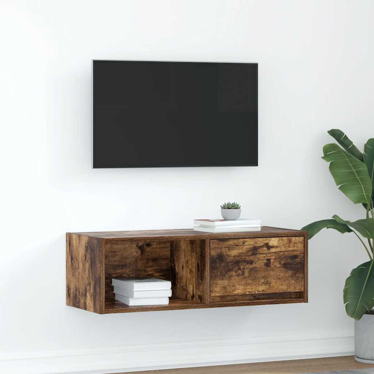 Ein an der Wand befestigter Fernseher über einem schwebenden Holzregal. Auf dem Regal befinden sich eine Pflanze und Bücher.