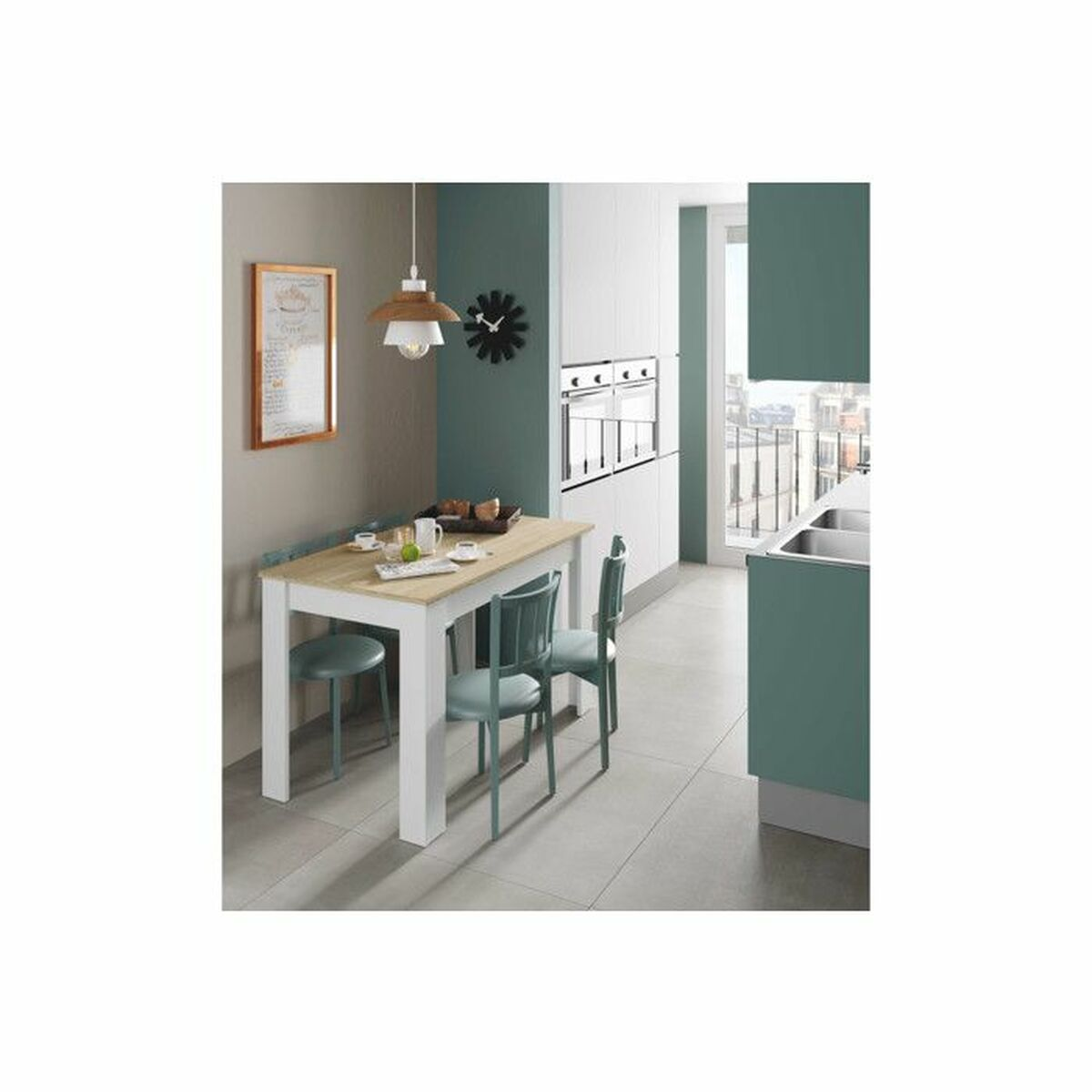 Una cocina con mesa, sillas y un reloj. La mesa está puesta con tazas. Una ventana es visible en el fondo.