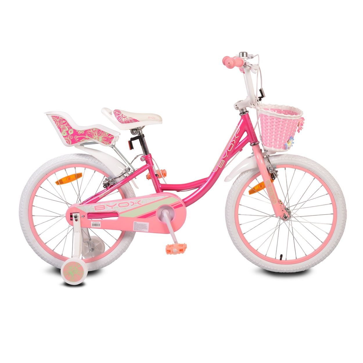 Ein pinkfarbenes Kinderfahrrad mit weißen Rädern, einem Korb und einem Kindersitz hinten, vor weißem Hintergrund.