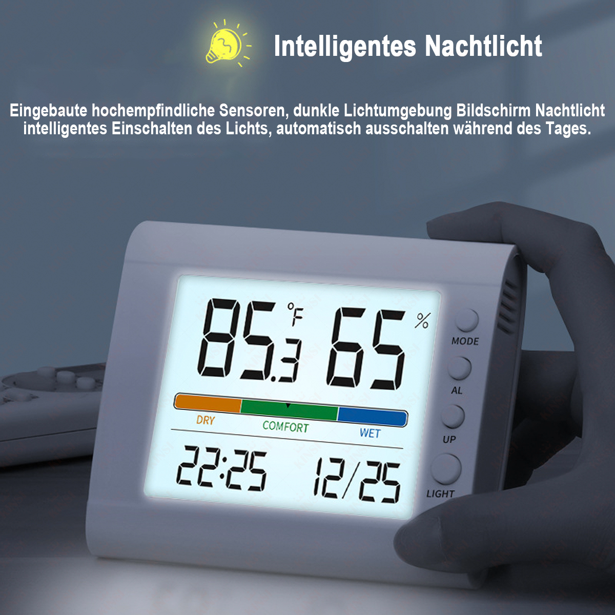 Digitaluhr mit Temperatur, Luftfeuchtigkeit und Uhrzeit. Sie hat Knöpfe und wird von einer Hand gehalten. Der Hintergrund ist dunkel.