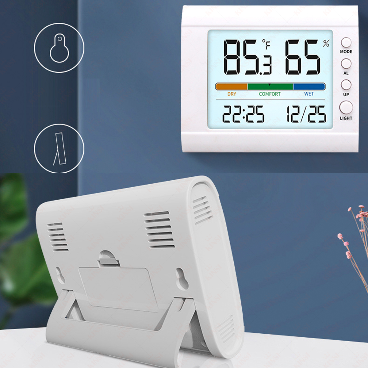 Ein weißes digitales Thermometer zeigt Temperatur und Luftfeuchtigkeit an. Es steht auf weißem Untergrund mit blauem Hintergrund.