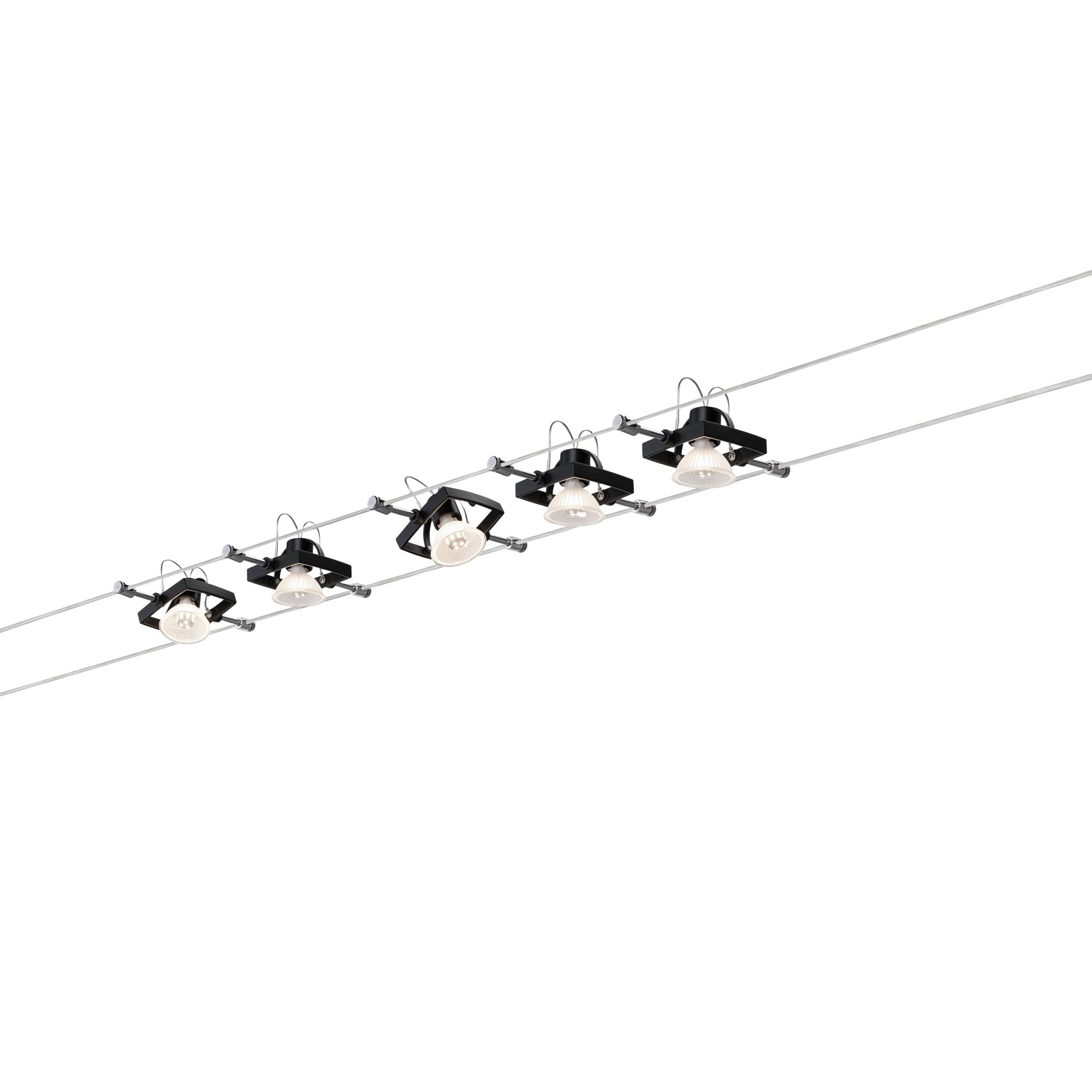 Diversi faretti neri con lampadine bianche sono montati su due fili d'argento paralleli su sfondo bianco.