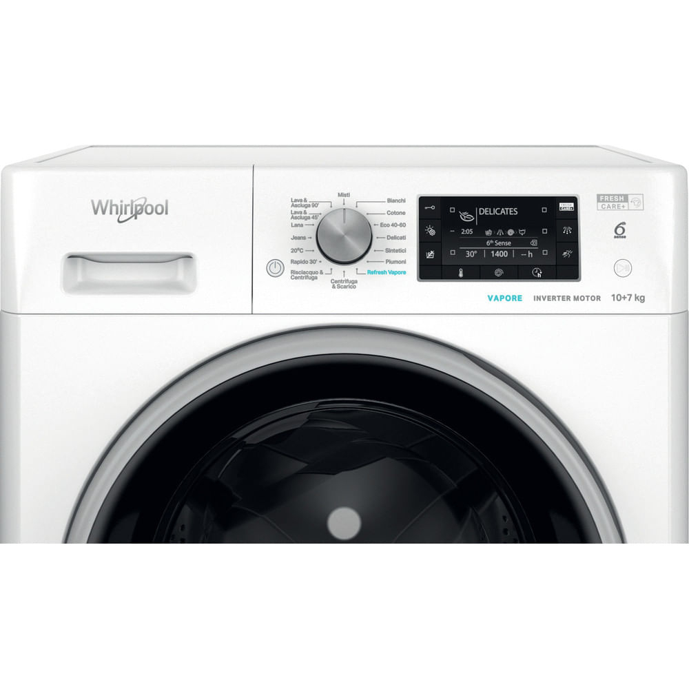 Una lavatrice Whirlpool bianca. Ha una porta nera, un pannello di controllo e un selettore di programmi.