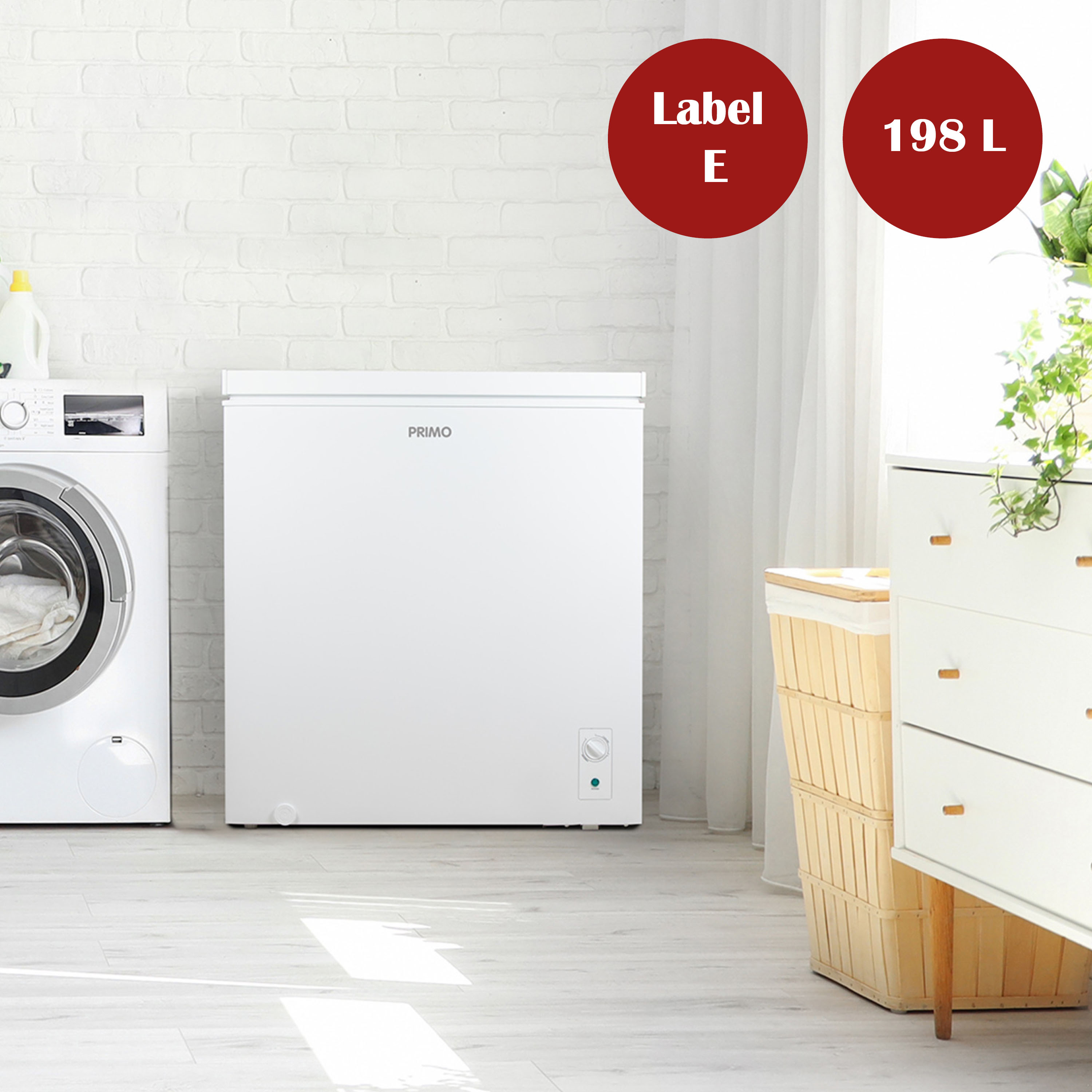 Een witte vriezer, een wasmachine en een dressoir staan in een kamer. Label E en 198 L staan in rode cirkels.