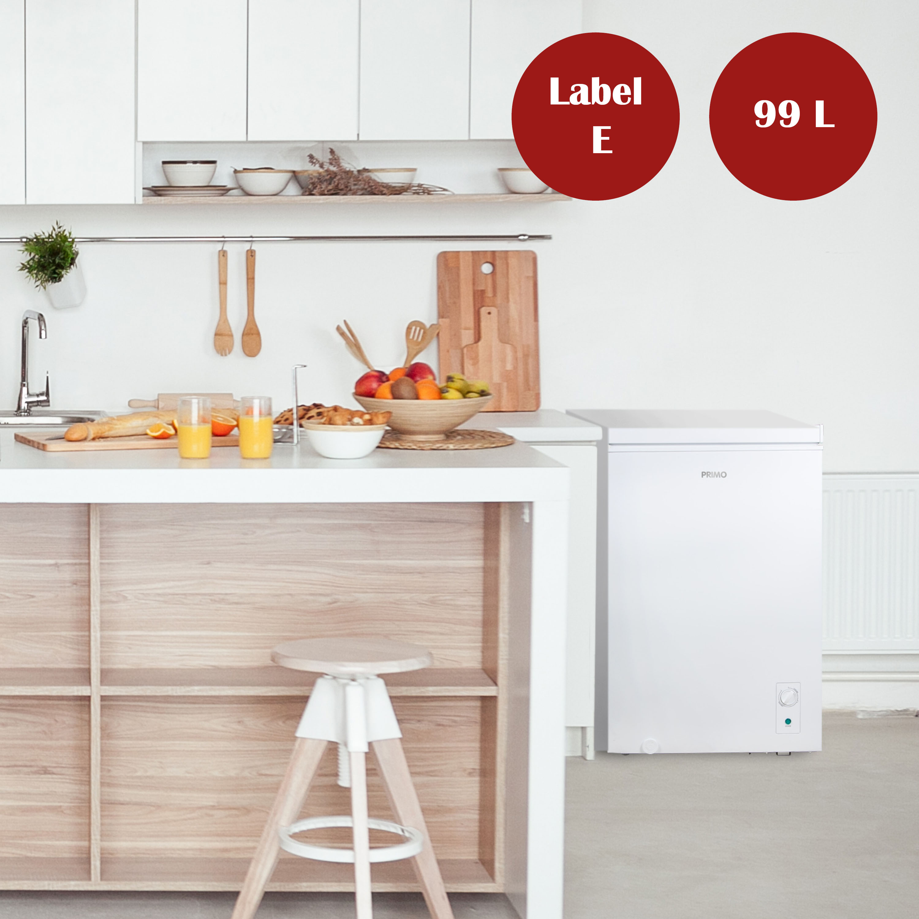 Une scène de cuisine avec un réfrigérateur blanc, un bar et un tabouret. Des fruits et du jus sont sur le bar. Des étiquettes sont en haut.