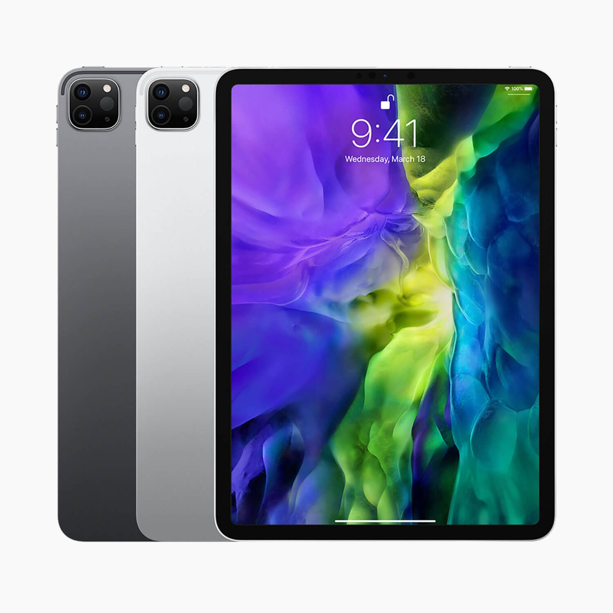 Trois iPads : gris, argent et un affichant un fond d'écran coloré. L'heure et la date sont affichées à l'écran.