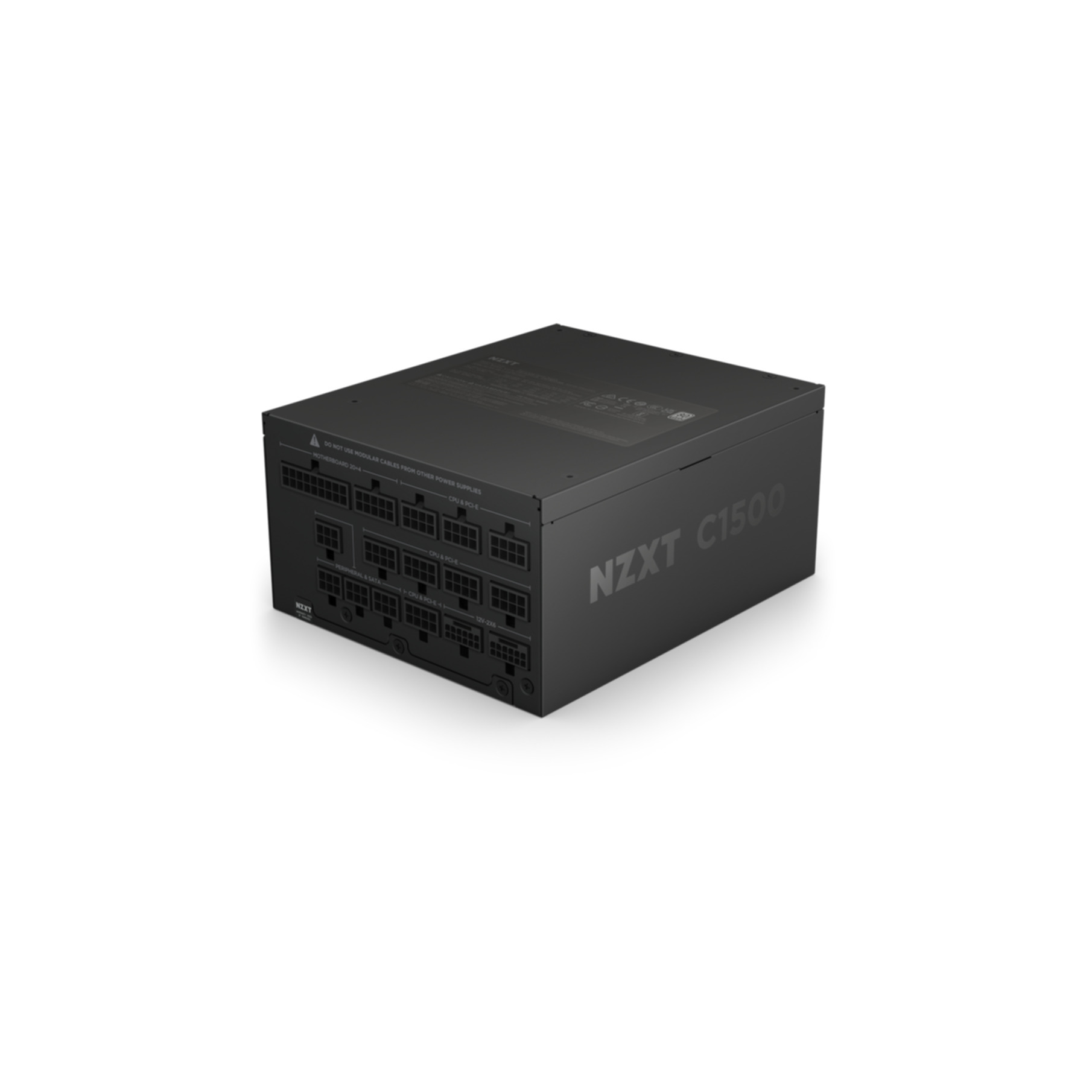 Une alimentation noire NZXT C1500. Elle comporte plusieurs ports de connexion et des étiquettes sur le côté. Isolé sur fond blanc.