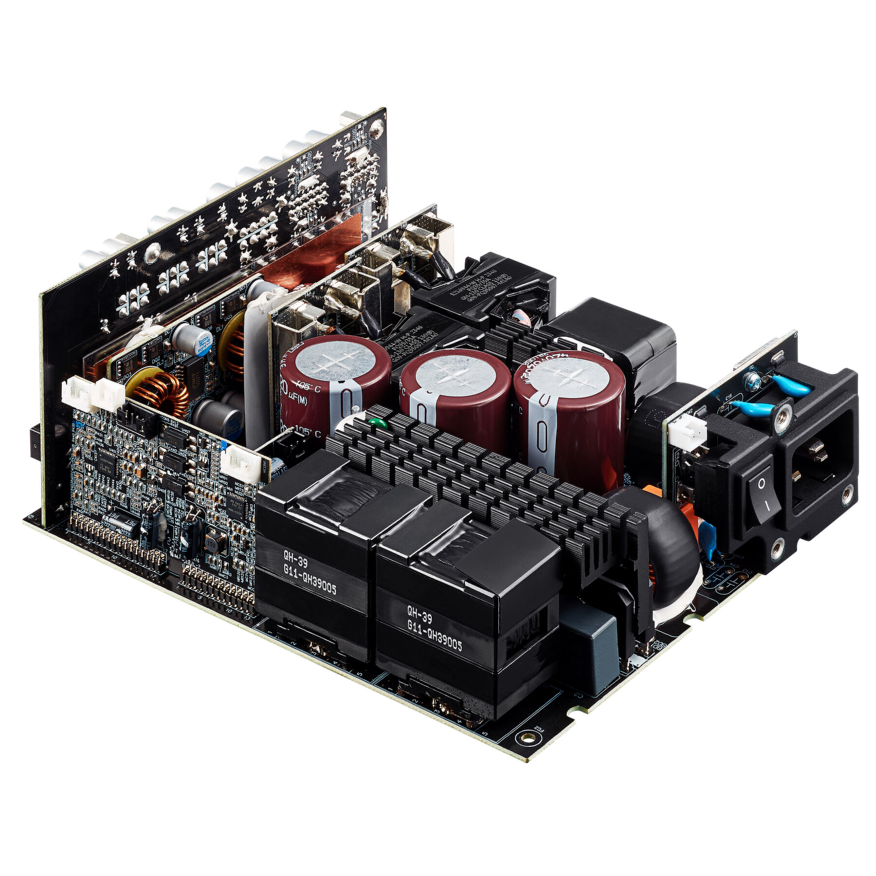 Une alimentation d'ordinateur ouverte avec divers composants électroniques. Comprend des condensateurs, des dissipateurs thermiques noirs et des circuits imprimés.