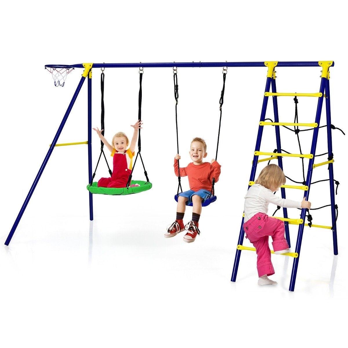 Tres niños juegan en un columpio azul y amarillo. Uno se balancea, otro escala una escalera, y otro está en un columpio de disco.