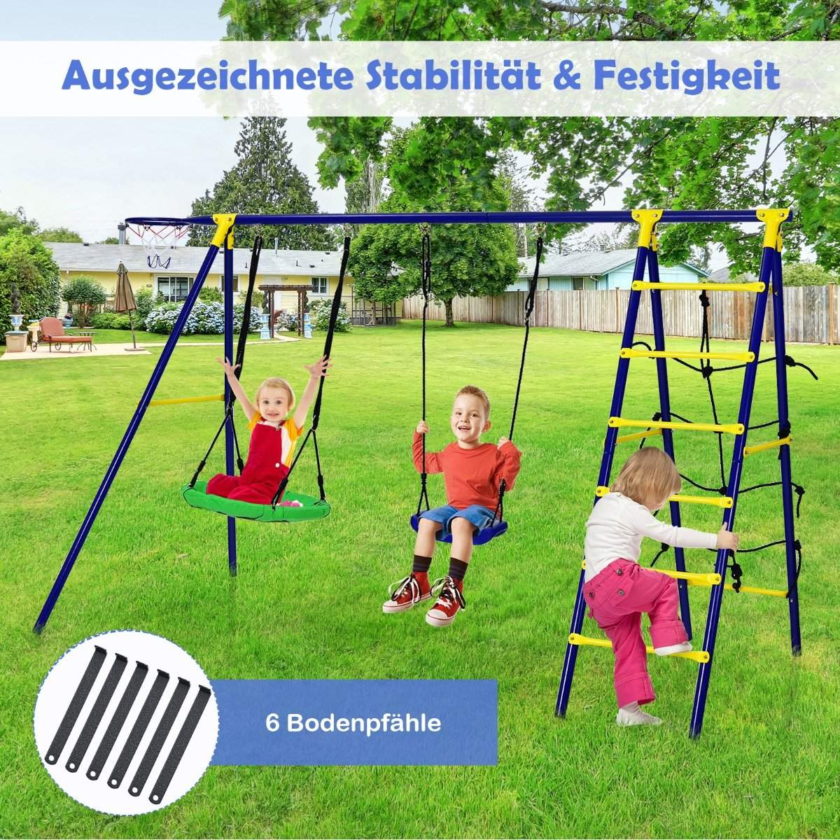 Tres niños en un columpio. Uno en un columpio verde, otro en uno azul y otro subiendo una escalera. El juego está en un césped.