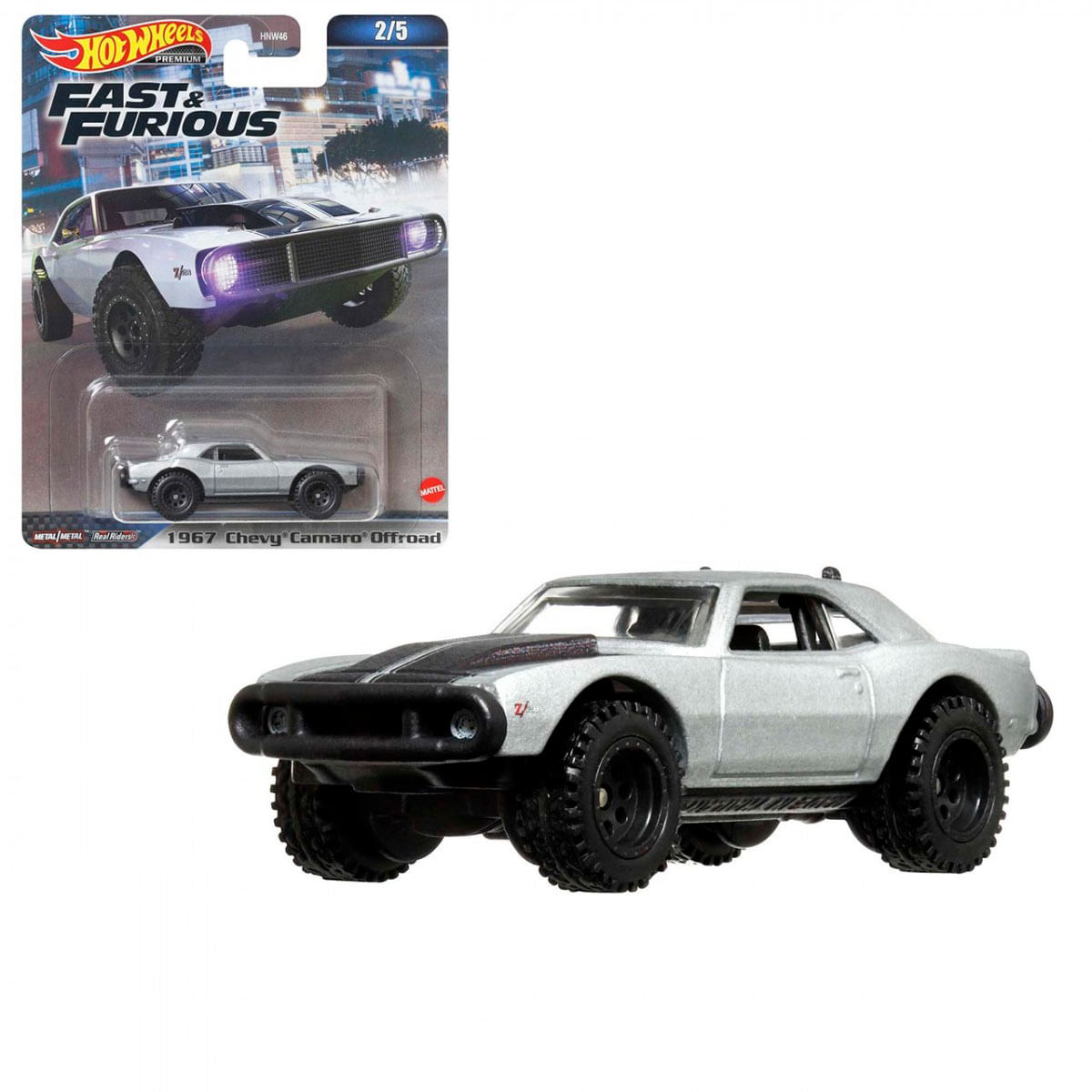 Srebrny 1967 Chevy Camaro Offroad, zabawkowy samochód z czarnymi kołami i czarnym paskiem na masce, obok opakowania.