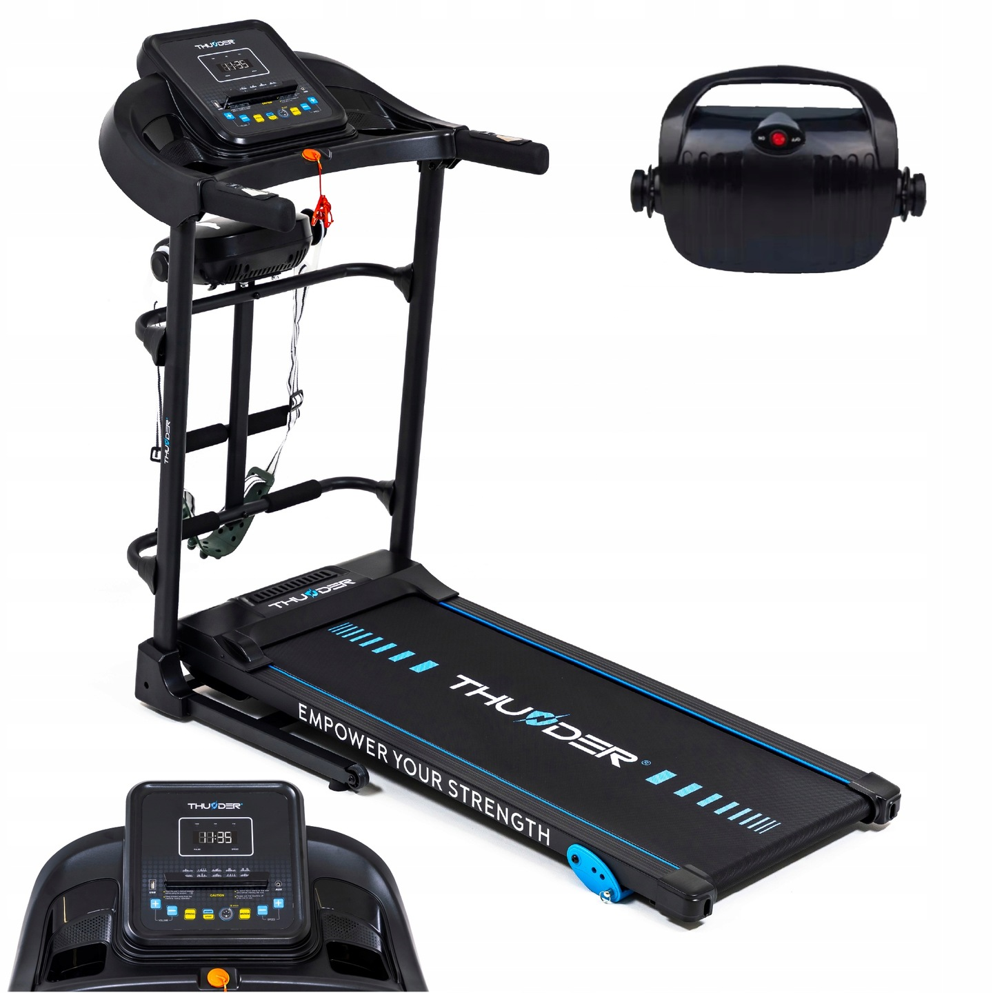 Czarna bieżnia z cyfrowym wyświetlaczem i niebieskimi akcentami. Zawiera oddzielny czarny uchwyt. Wyświetlacz pokazuje czas. Napisano Empower your strength.