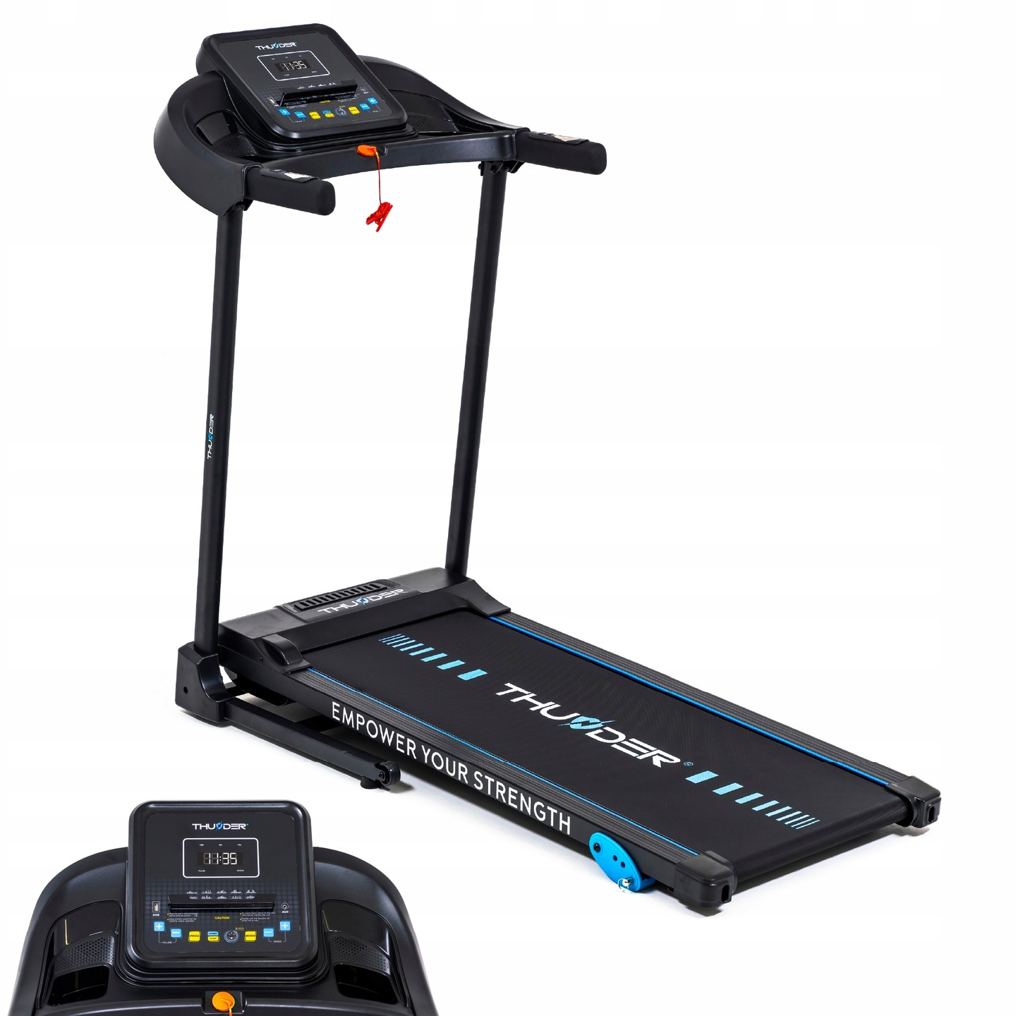 Czarna bieżnia z cyfrowym wyświetlaczem. Posiada platformę z napisem 'Empower Your Strength'. Białe tło.