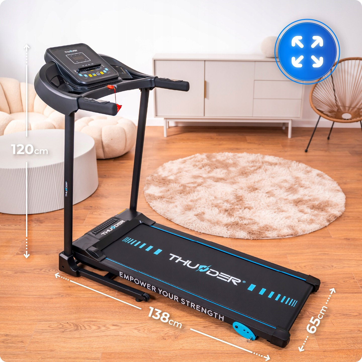 Czarna bieżnia z niebieskimi akcentami, o wymiarach 138 cm długości, 120 cm wysokości i 65 cm szerokości, stoi na drewnianej podłodze. Tekst: THUNDER i Empower Your Strength.