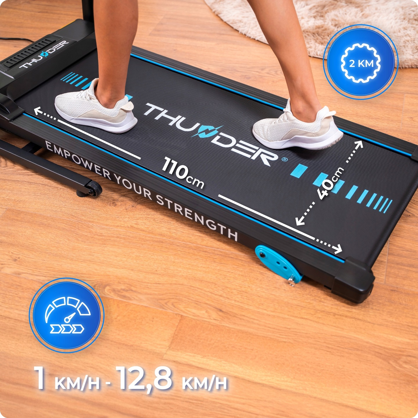 Osoba na bieżni. Bieżnia jest czarna, z marką 'THUNDER'. Podłoga jest drewniana. Są wskaźniki prędkości i odległości.